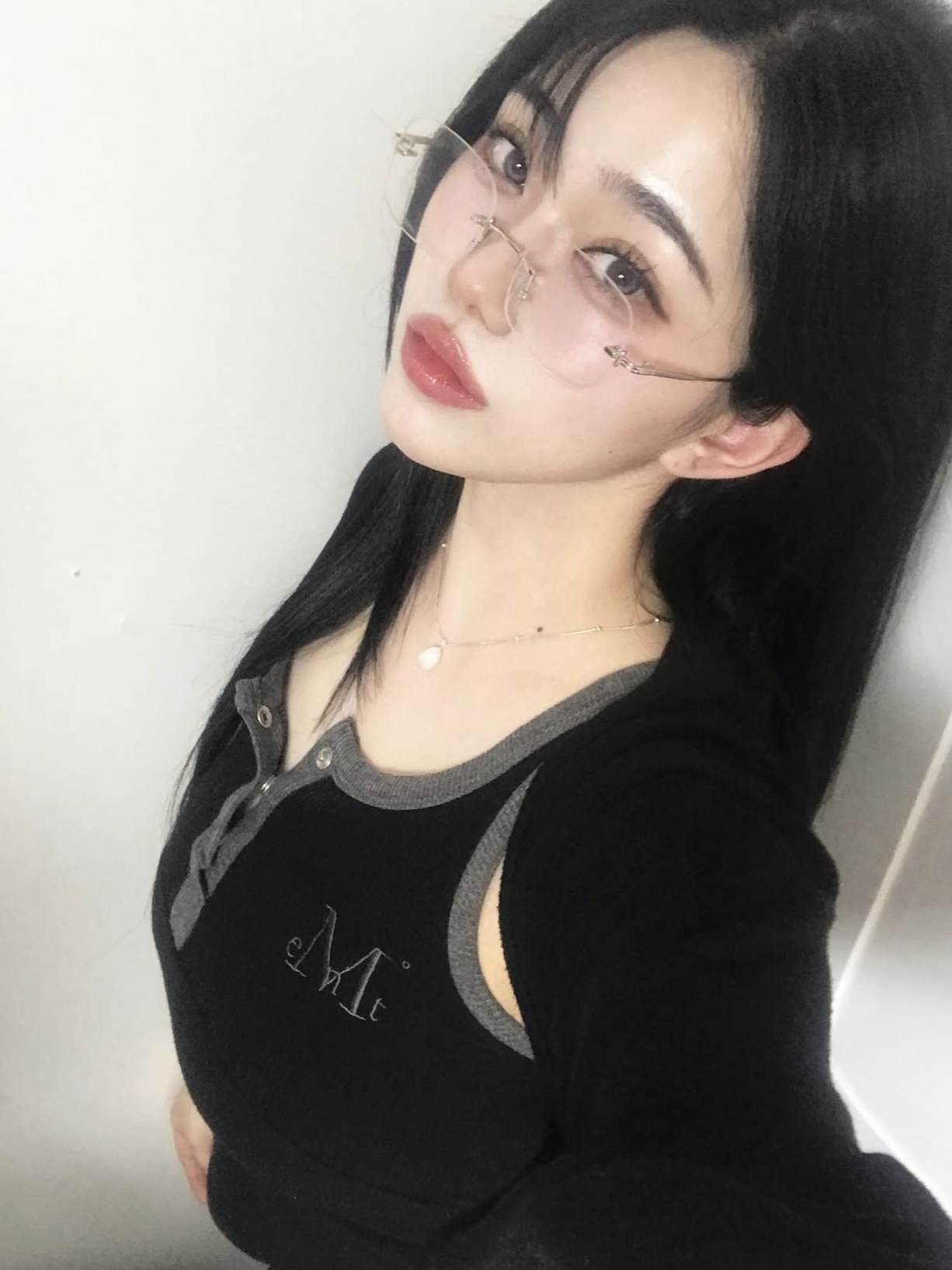 MUCENT Color-Pop Button Crop Sleeveless Black 착용 스타일
