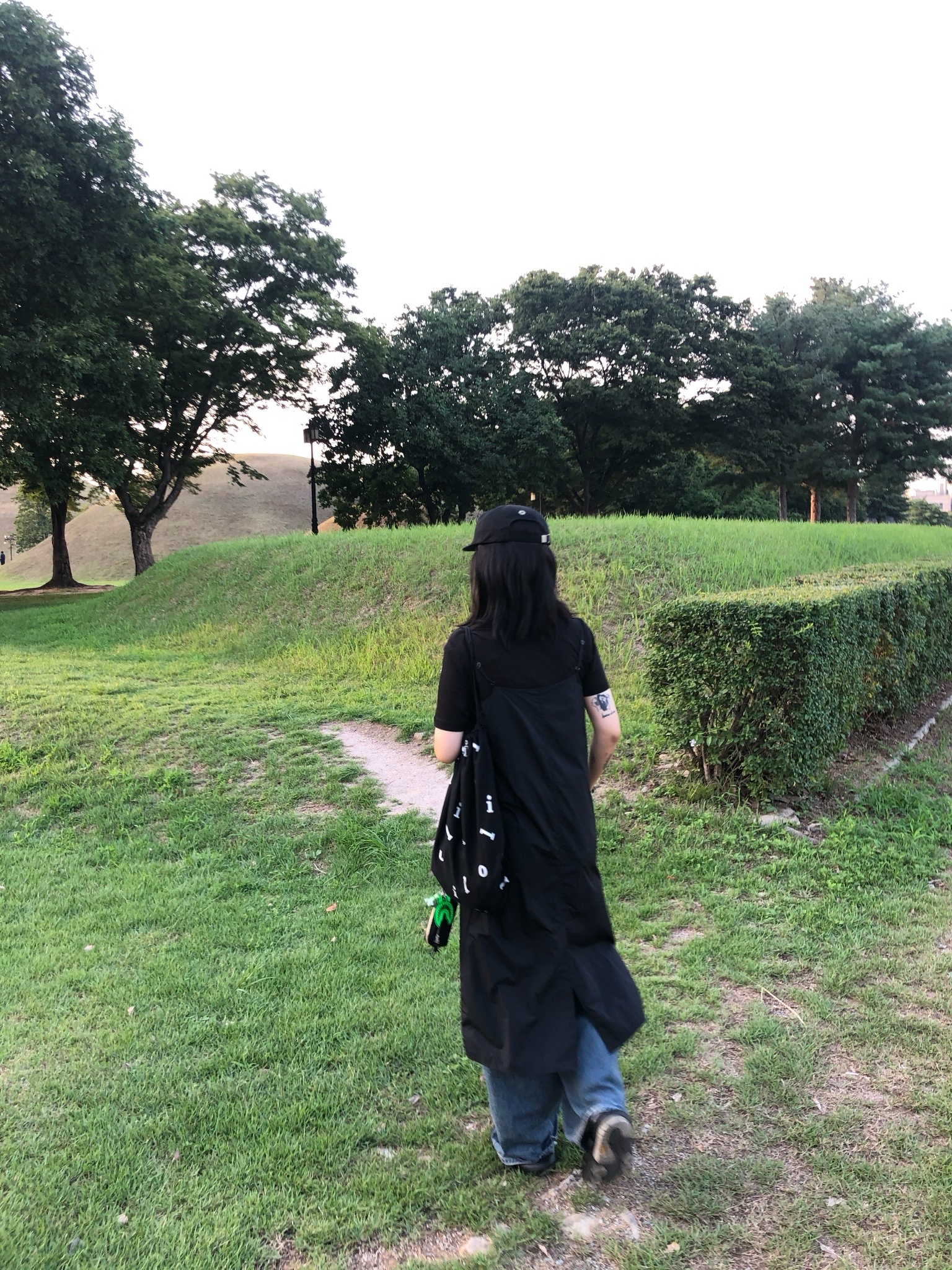 Hello Sunrise Washed HS Arch Logo 6Panel Cap Navy & Orange, Vivienne Westwood Mayfair Bas Relief Pendant Silver 착용 스타일 - 3