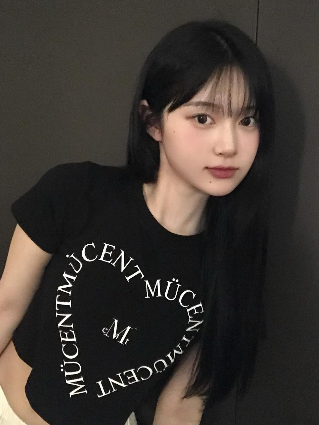 MUCENT Heart Lettering Half T Black White Printed 착용 스타일