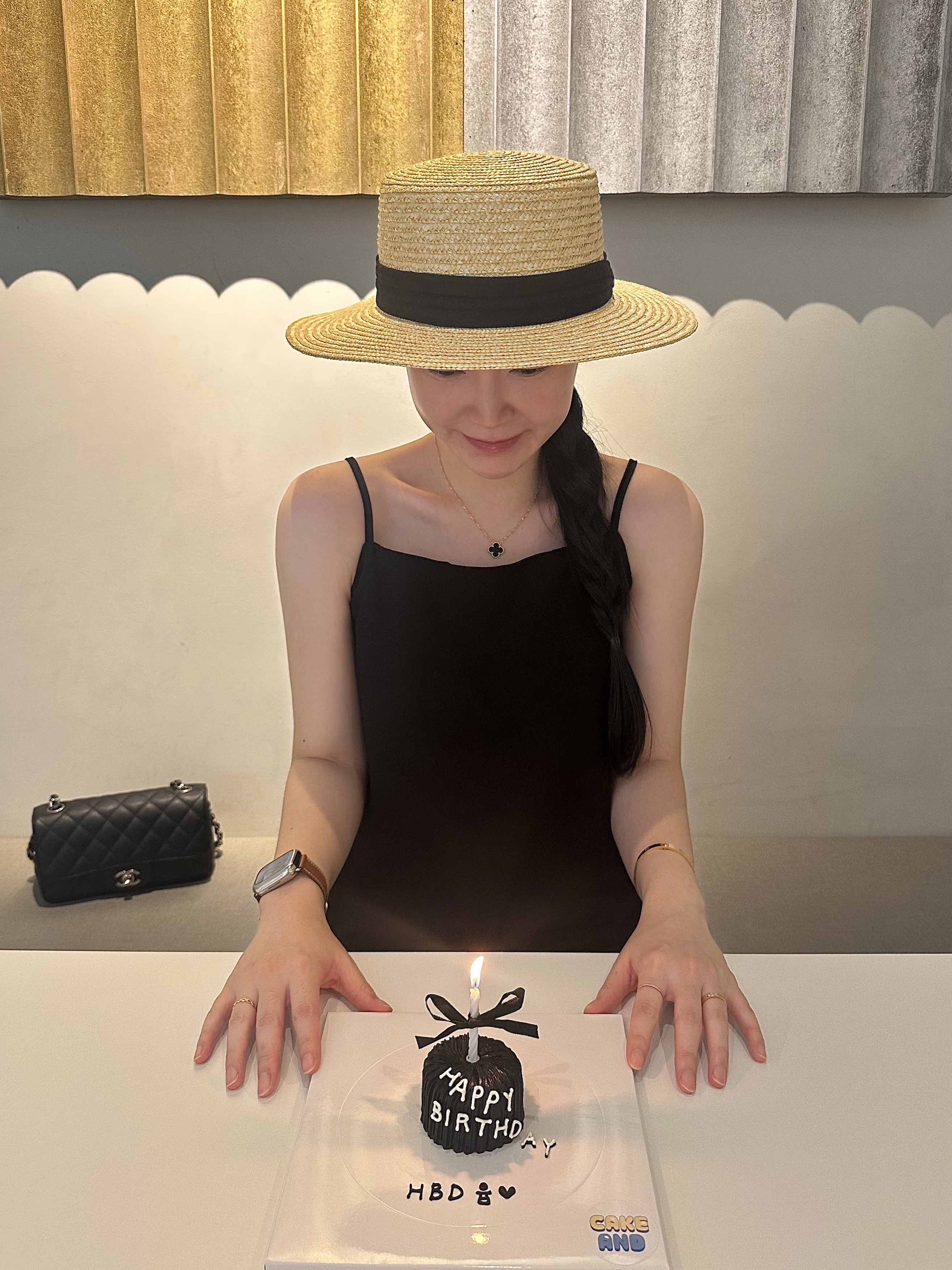 (W) Hermes Oran Sandal Calfskin & Gold Piqures Ecrues, (W) Van Cleef & Arpels Vintage Alhambra Pendant Yellow Gold Onyx 착용 스타일 - 3