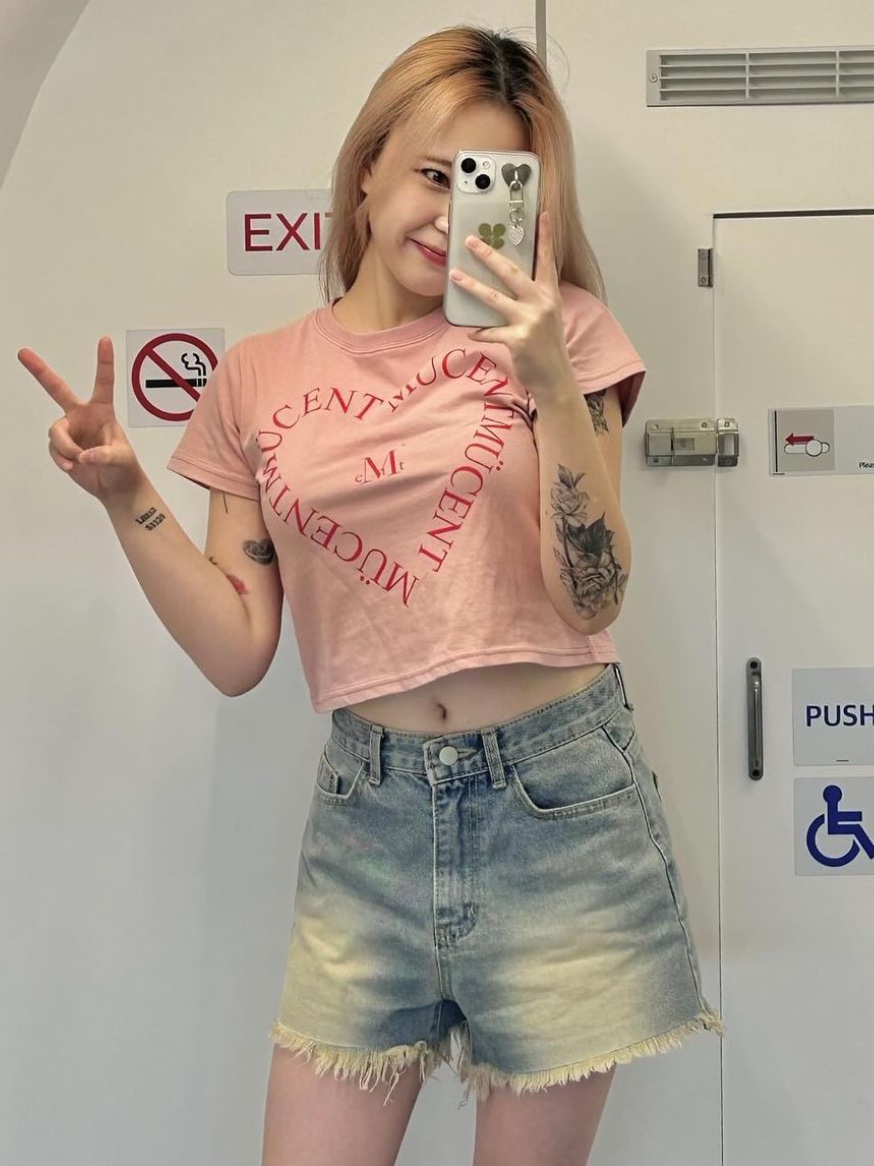 MUCENT Heart Lettering Half T Indi Pink 착용 스타일 - 2