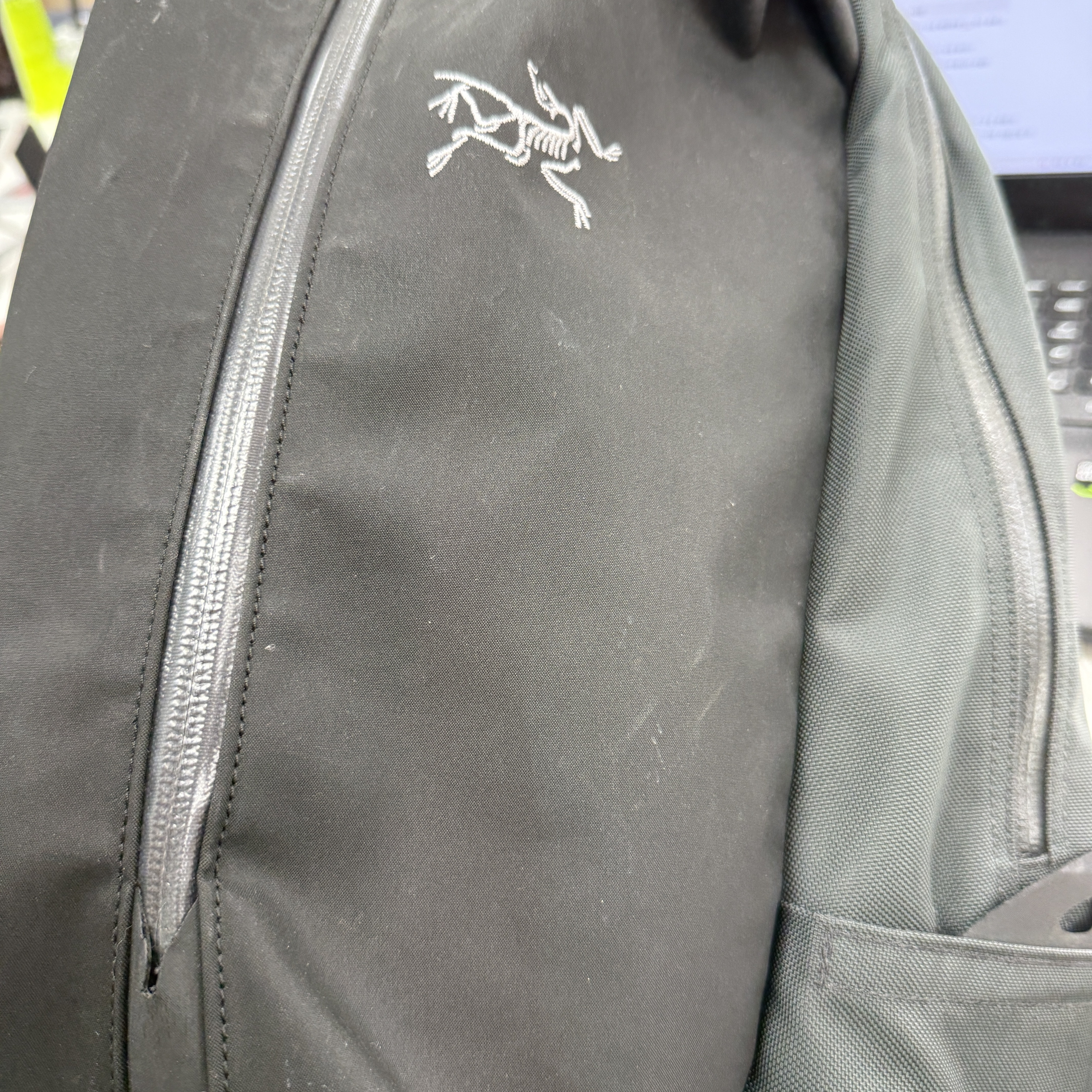 Arc'teryx Arro 22 Backpack Carbon Copy 착용 스타일