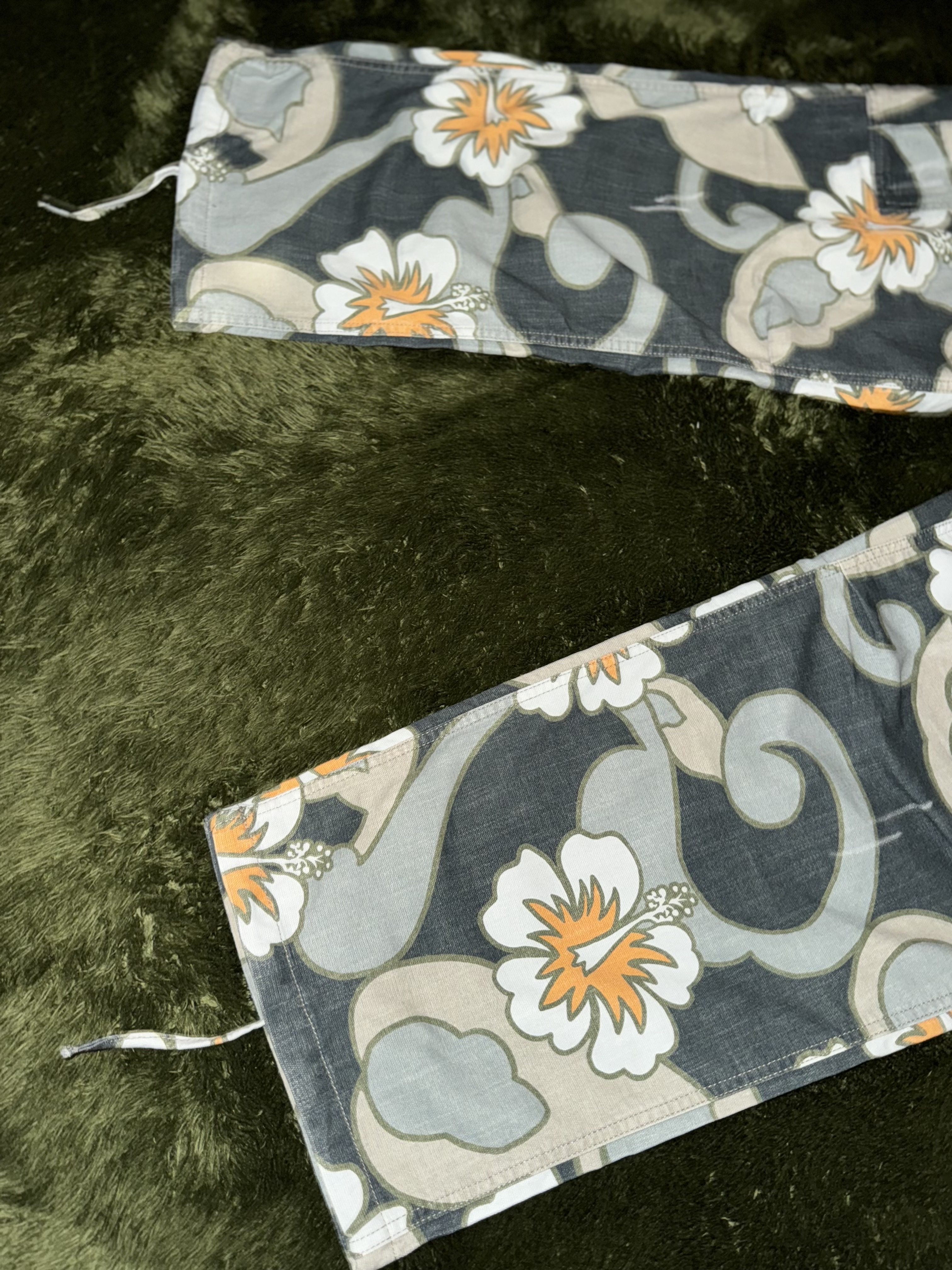 ERL Straight Floral Print Cargo Pants Gray Hibiscus 착용 스타일 - 8