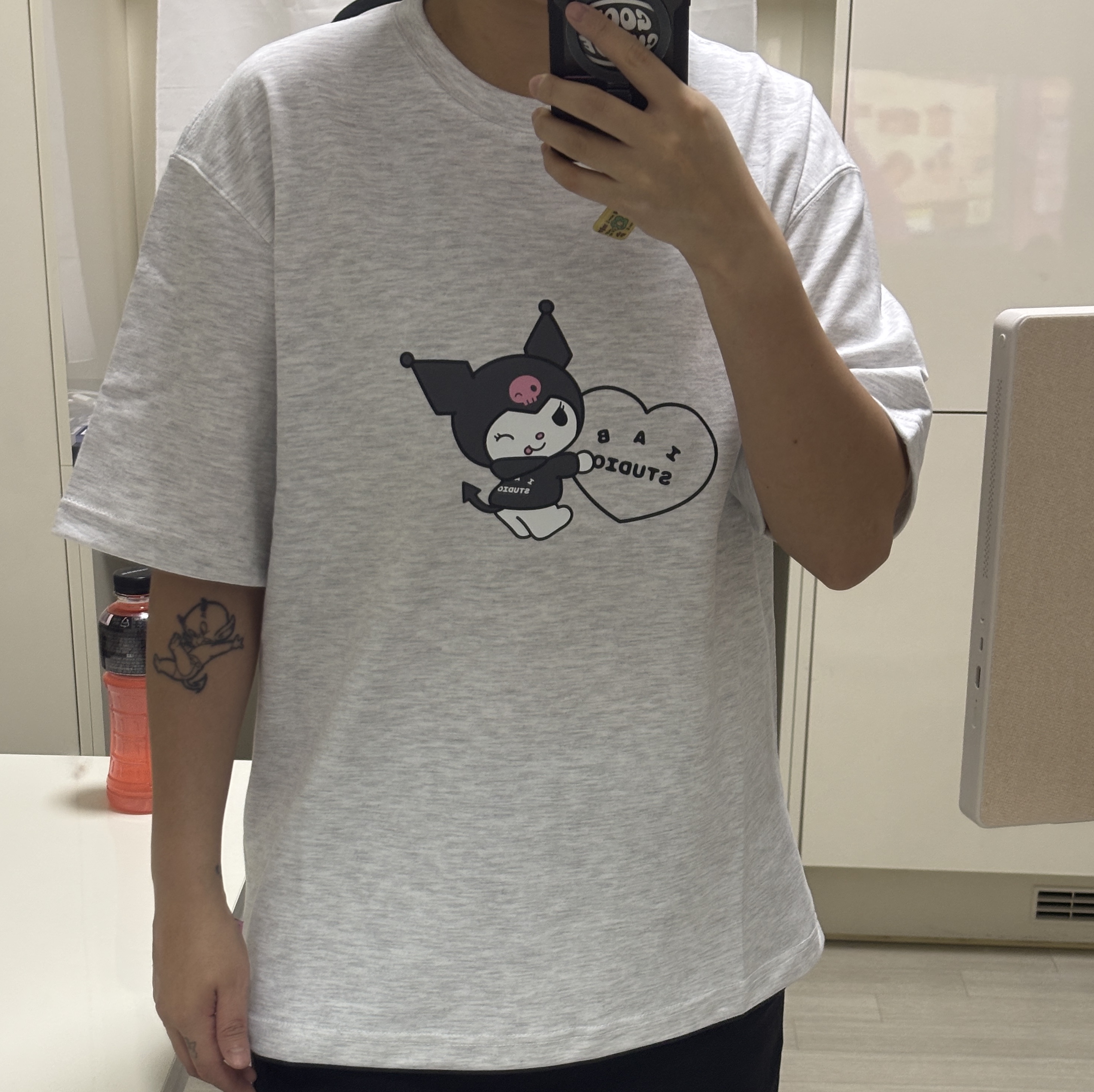 IAB Studio Kuromi Heart T-shirts Light Grey 착용 스타일 - 1