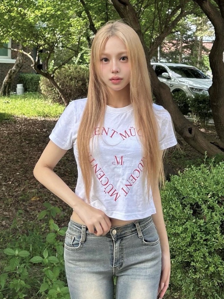 MUCENT Heart Lettering Half T White 착용 스타일