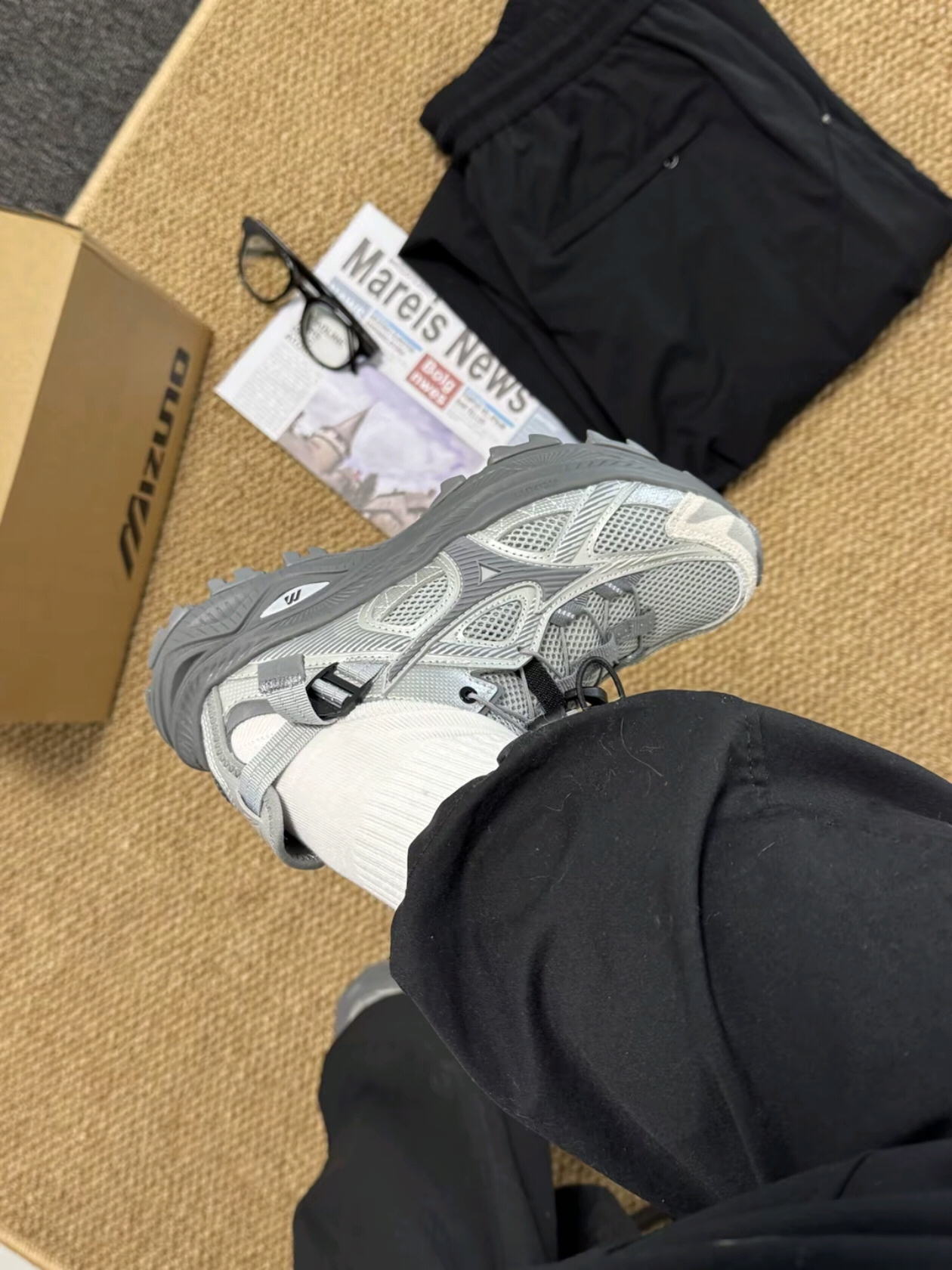 Adidas Yeezy Slide Onyx, Mizuno Racer Trail SE Silver Grey 착용 스타일 - 2