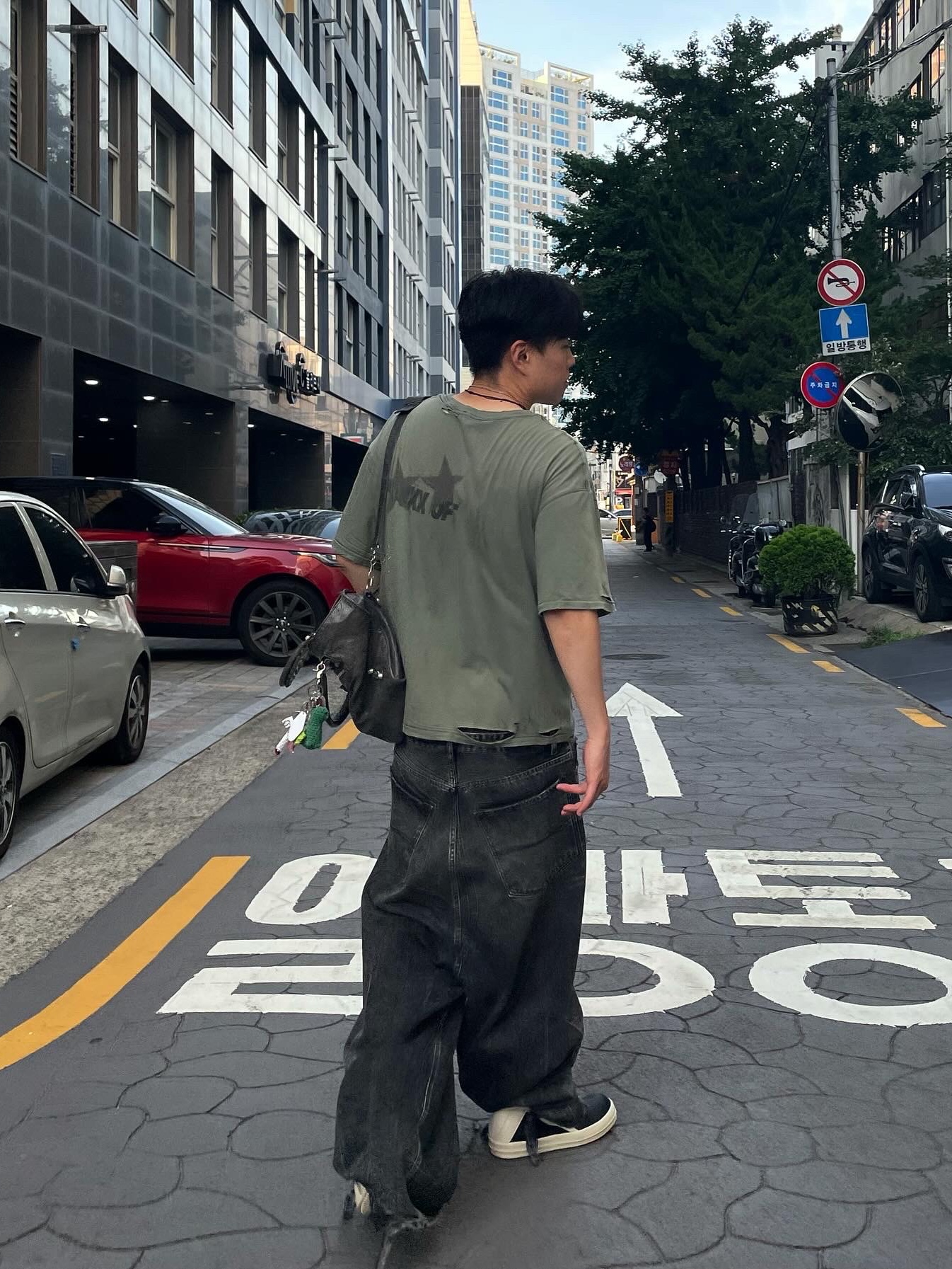 (W) Balenciaga Low Crotch Jeans Black, Rick Owens Geobasket Sneakers Black Milk 착용 스타일 - 2