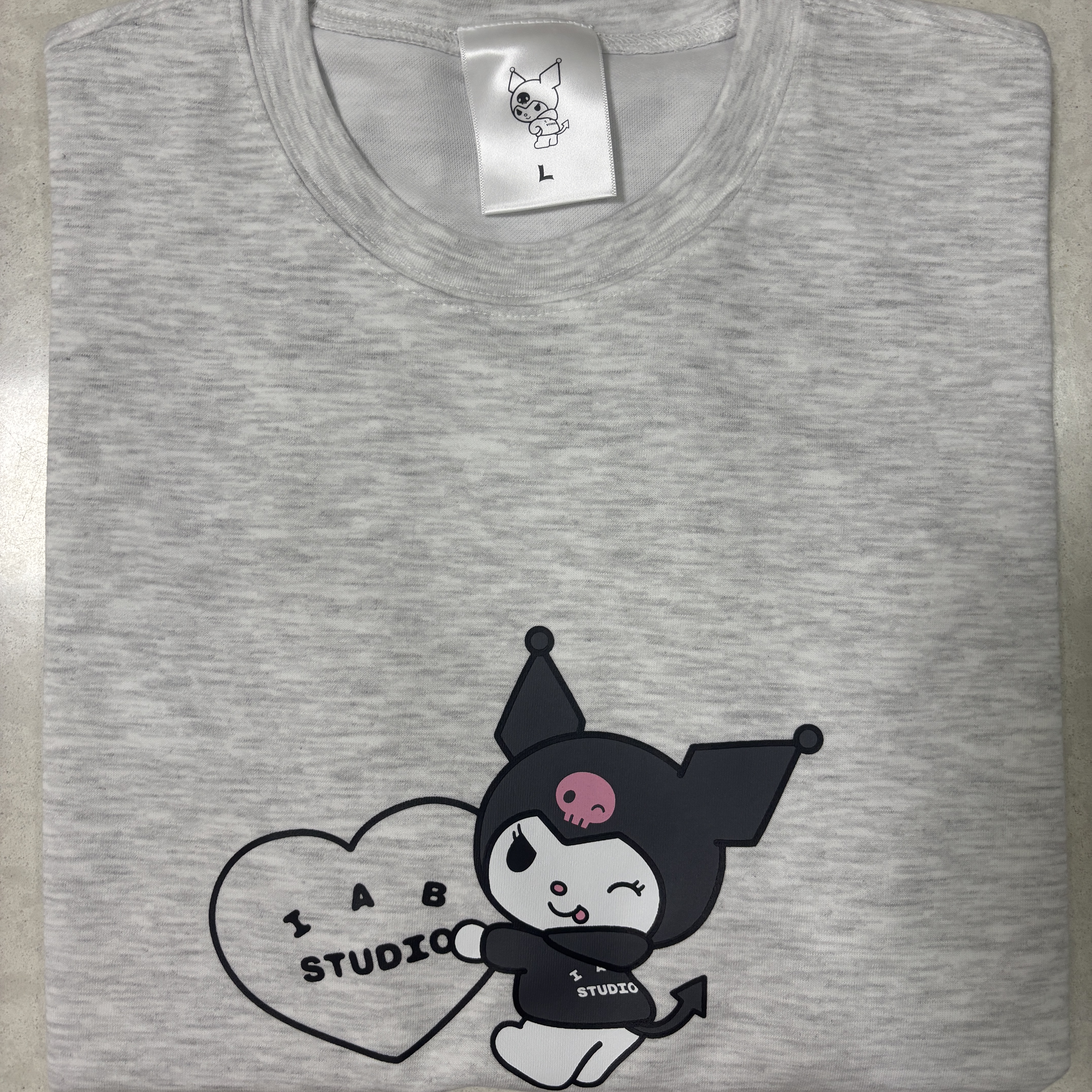 IAB Studio Kuromi Heart T-shirts Light Grey 착용 스타일 - 2