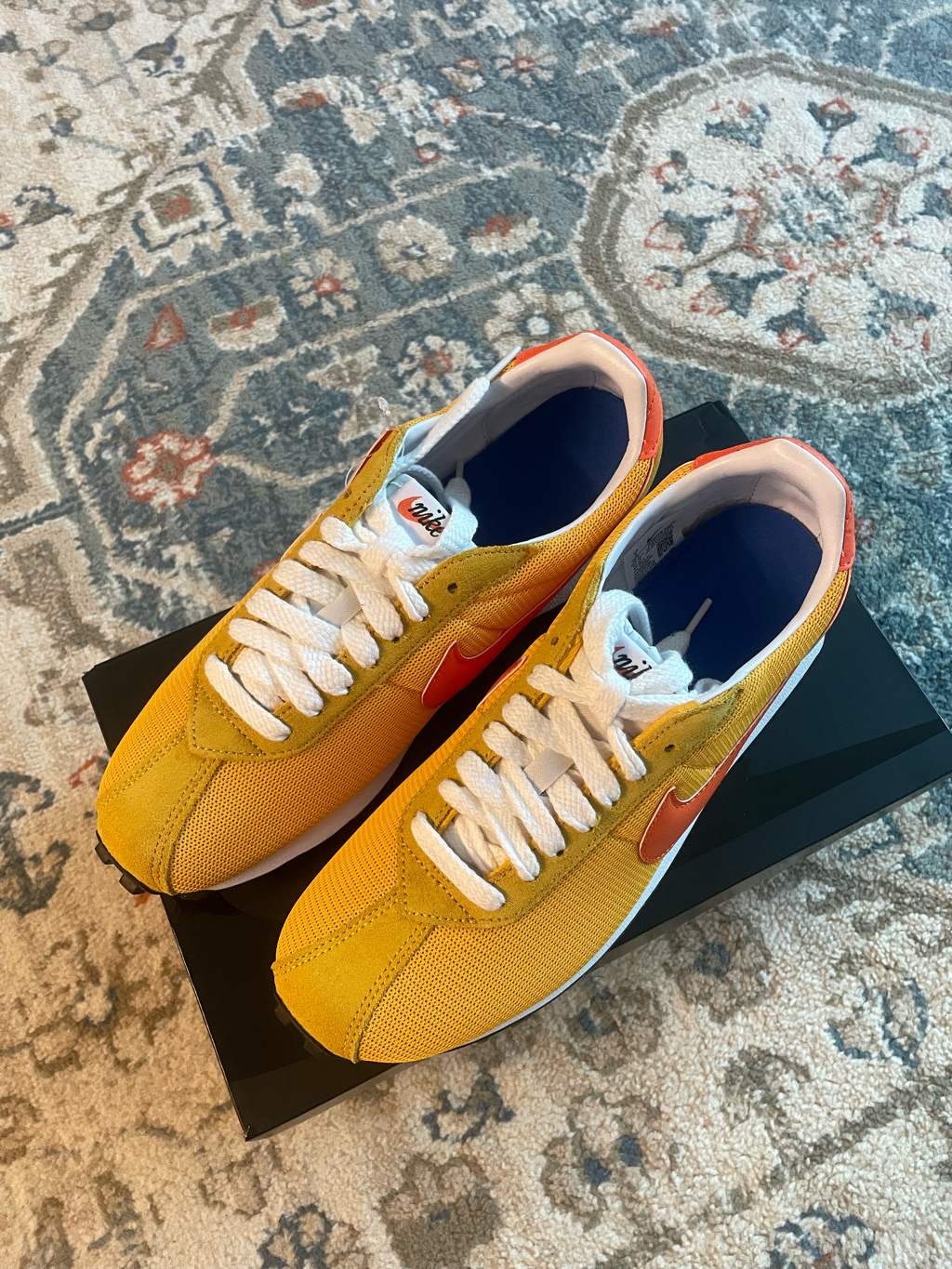 Nike LD-1000 SP University Gold and Safety Orange 착용 스타일 - 2