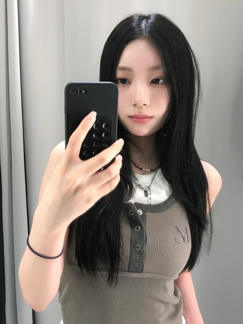 MUCENT Color-Pop Button Crop Sleeveless Khaki 착용 스타일 - 1