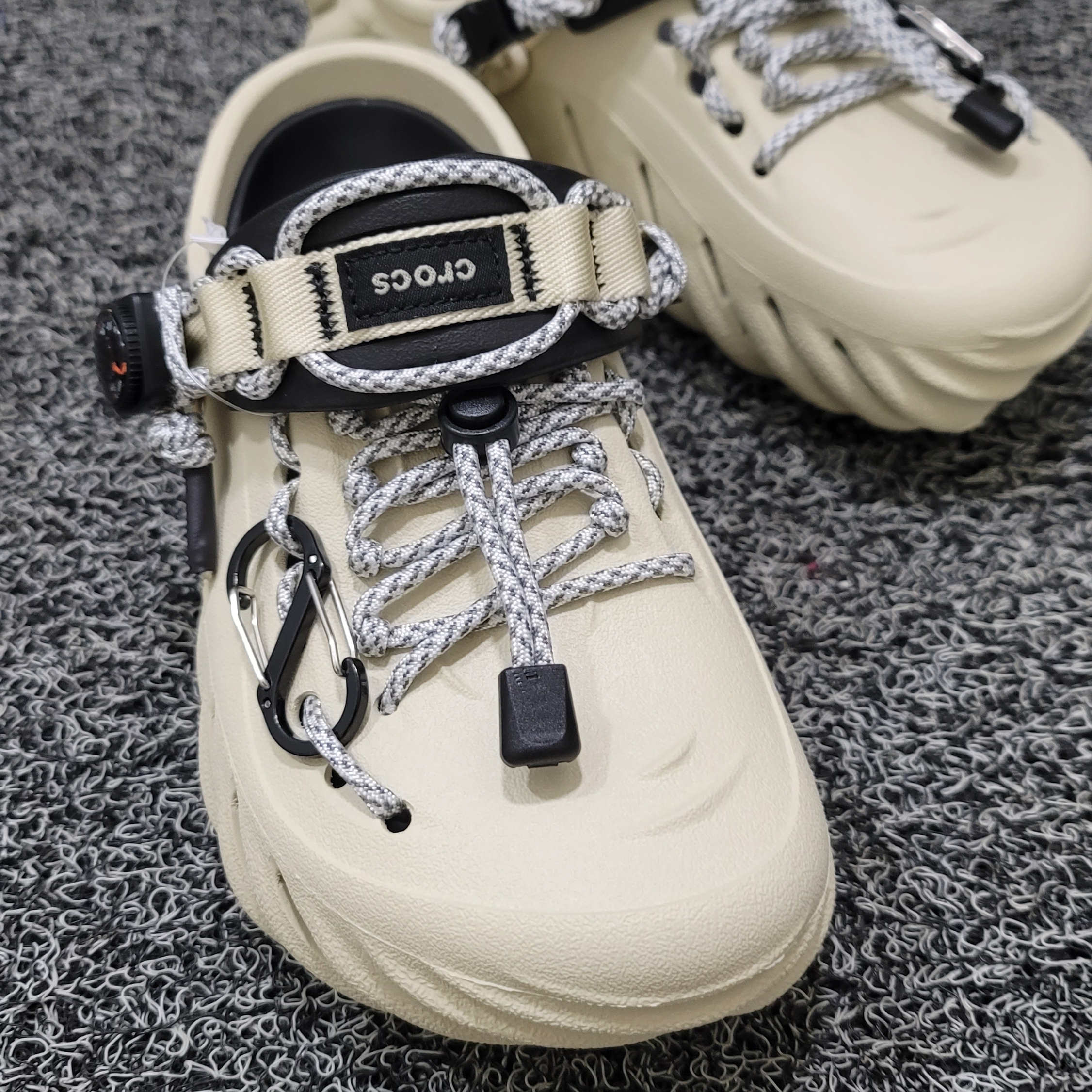 Crocs Echo Clog Bone Black 착용 스타일 - 3