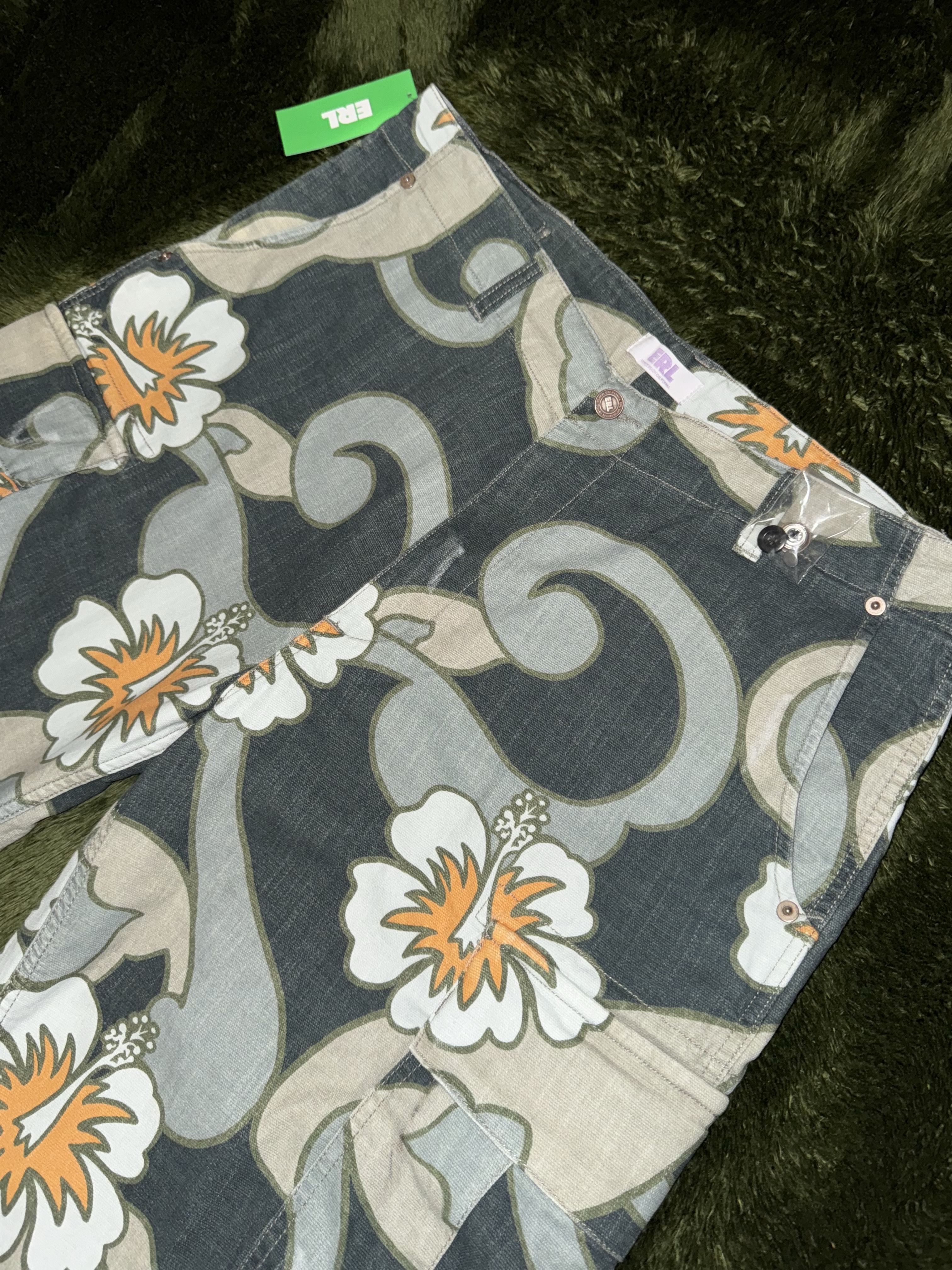 ERL Straight Floral Print Cargo Pants Gray Hibiscus 착용 스타일 - 2