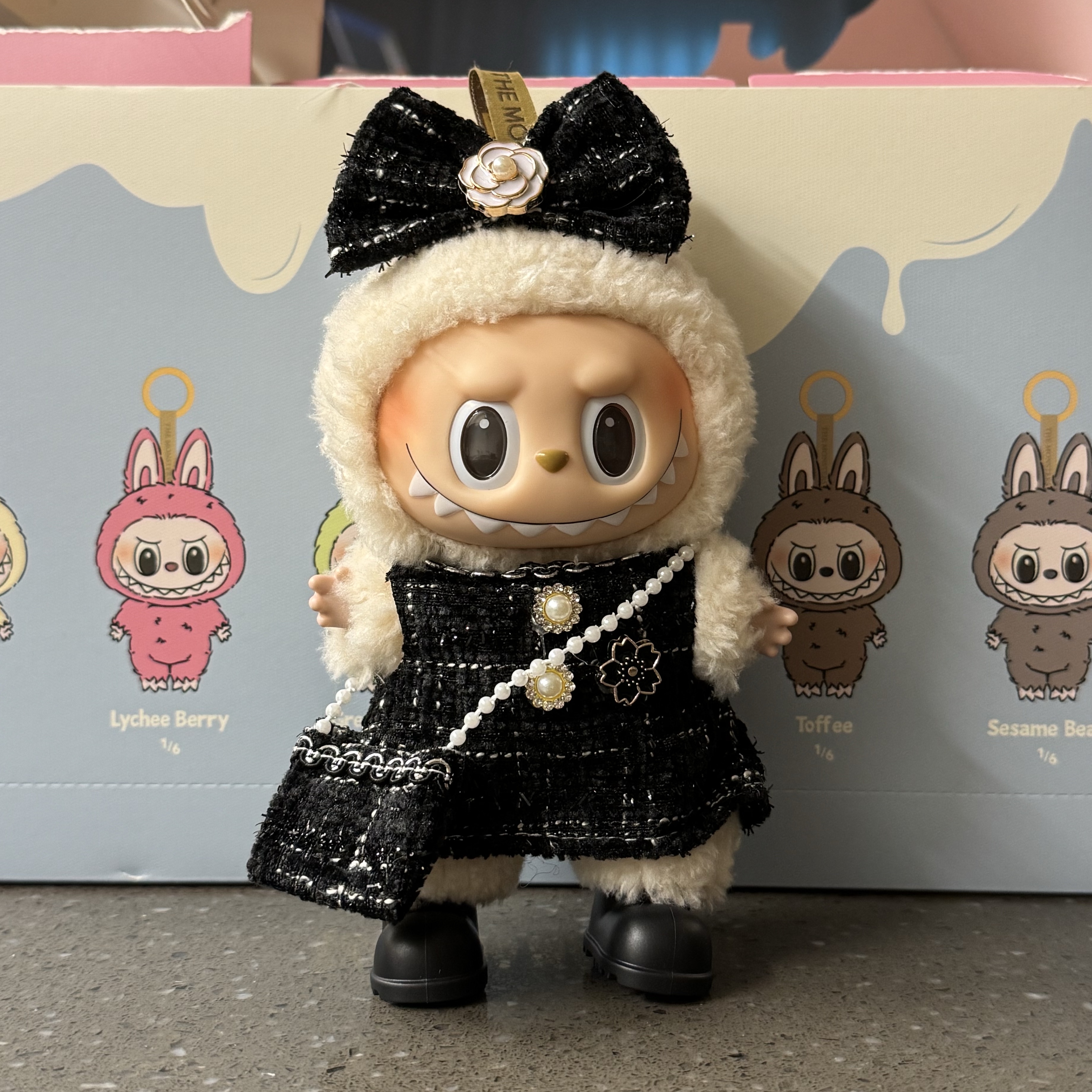 Pop Mart The Monsters Labubu Tasty Macarons Series Sealed Case (6 Blind Boxes) 착용 스타일