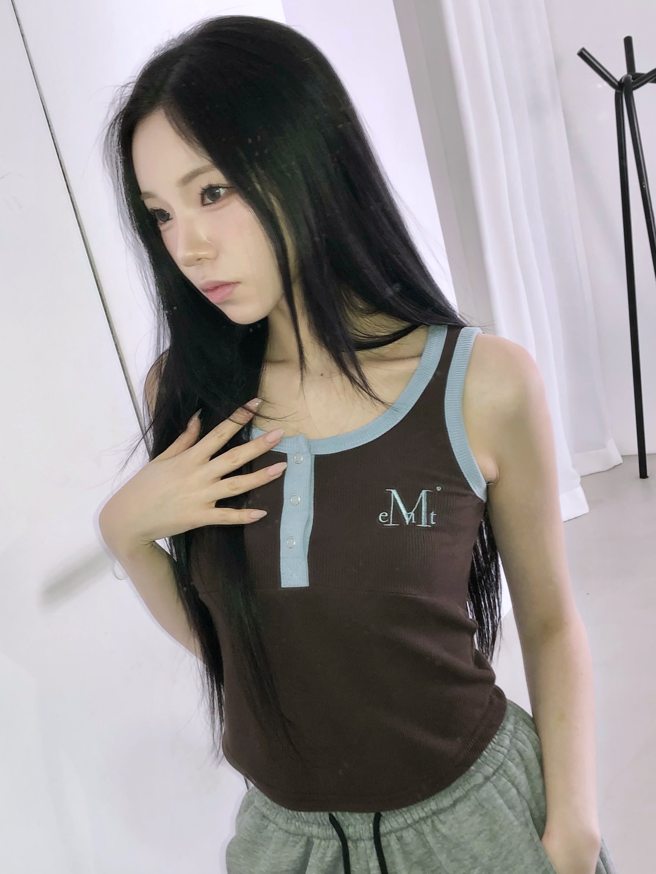 MUCENT Color-Pop Button Crop Sleeveless Brown 착용 스타일