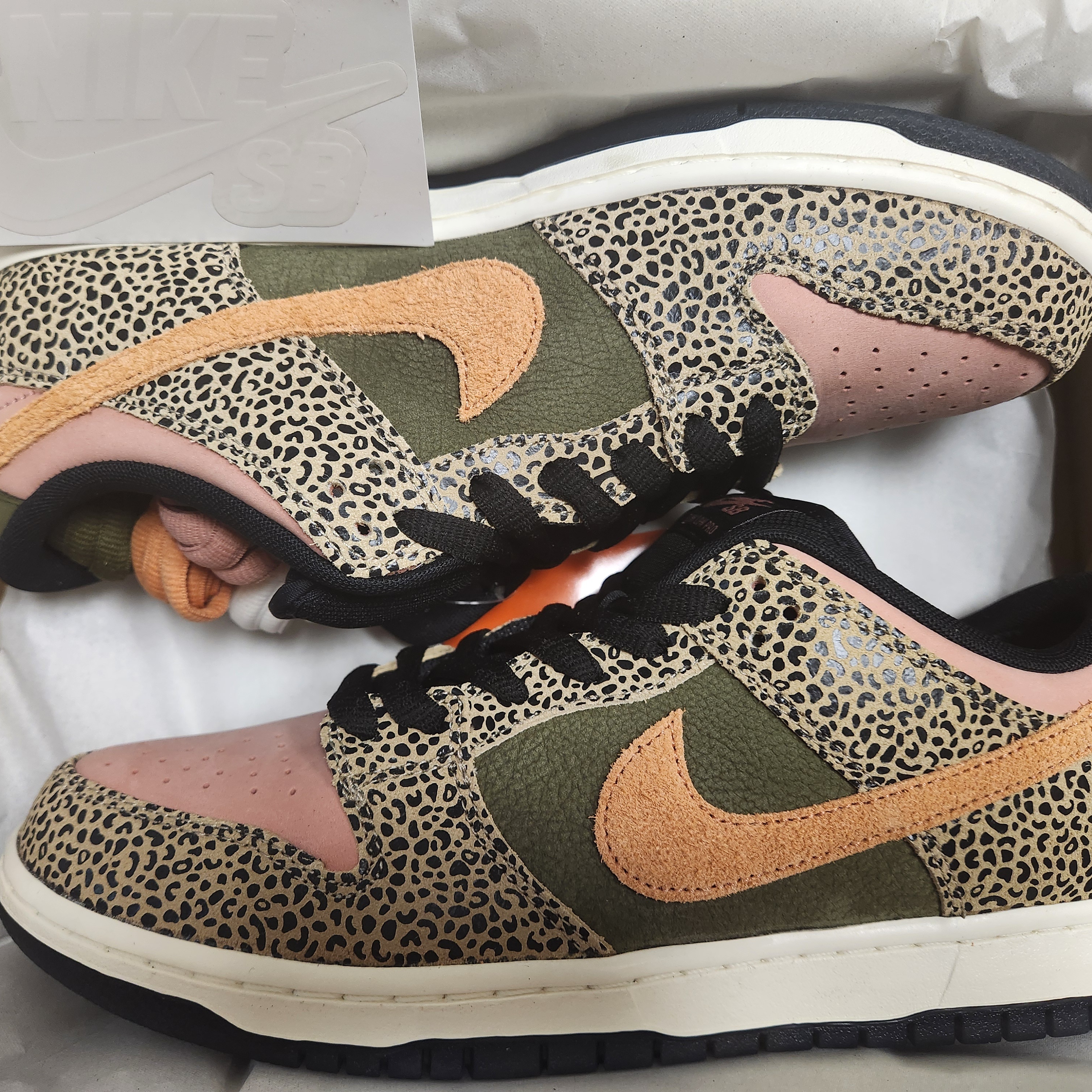 Nike x Arts-Rec Skateshop SB Dunk Low Pro Rust Pink and Rough Green 착용 스타일 - 1