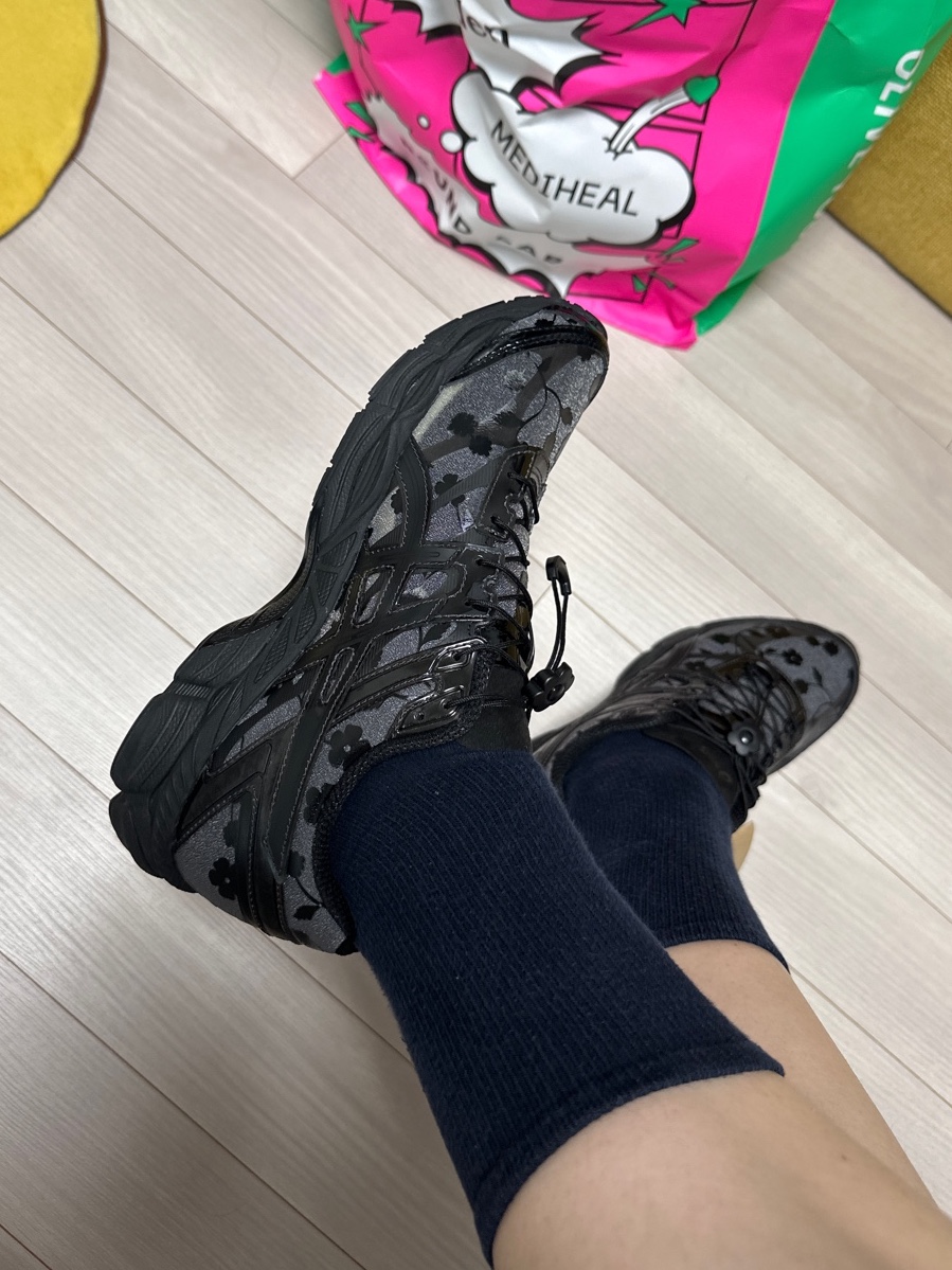 Asics x Cecilie Bahnsen Gel-Cumulus 16 Black 착용 스타일 - 2