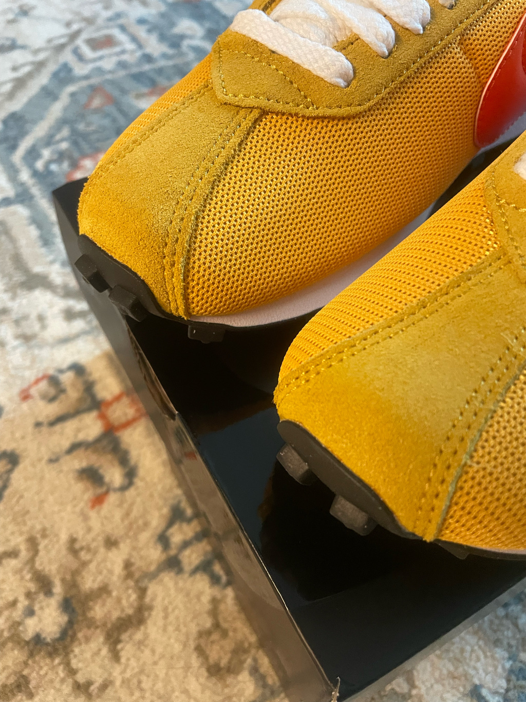 Nike LD-1000 SP University Gold and Safety Orange 착용 스타일 - 3