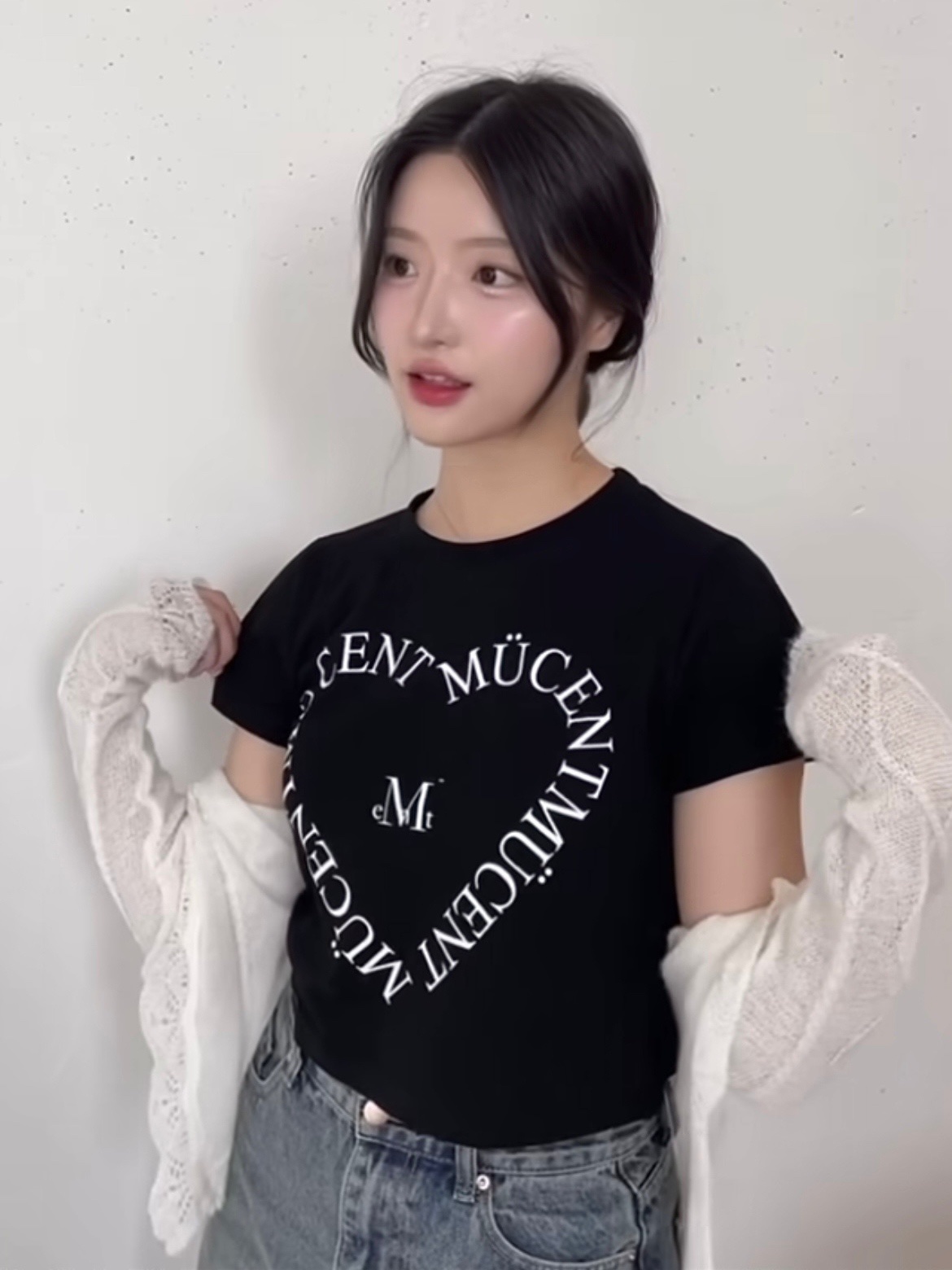 MUCENT Heart Lettering Half T Black White Printed 착용 스타일