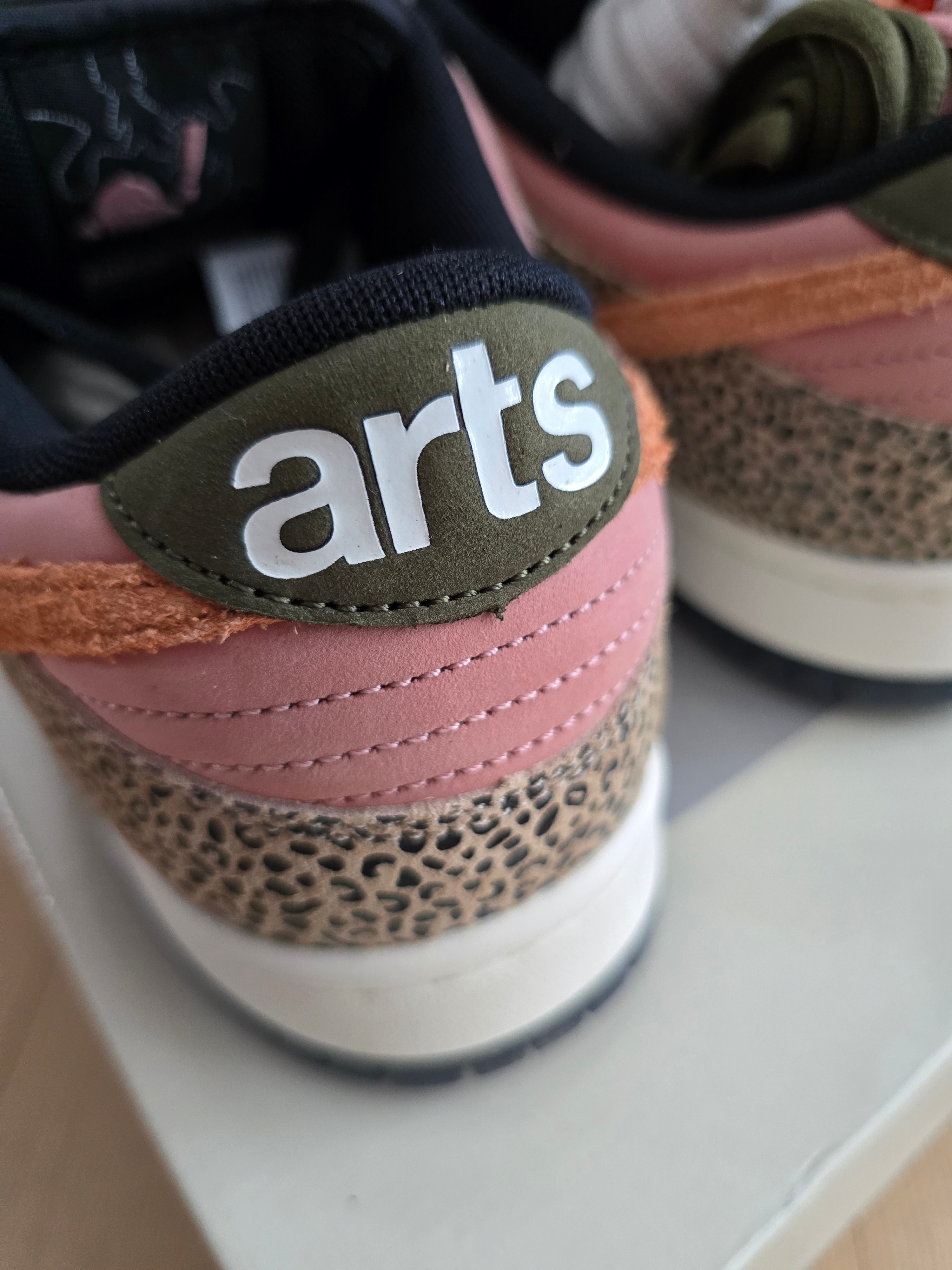 Nike x Arts-Rec Skateshop SB Dunk Low Pro Rust Pink and Rough Green 착용 스타일 - 2