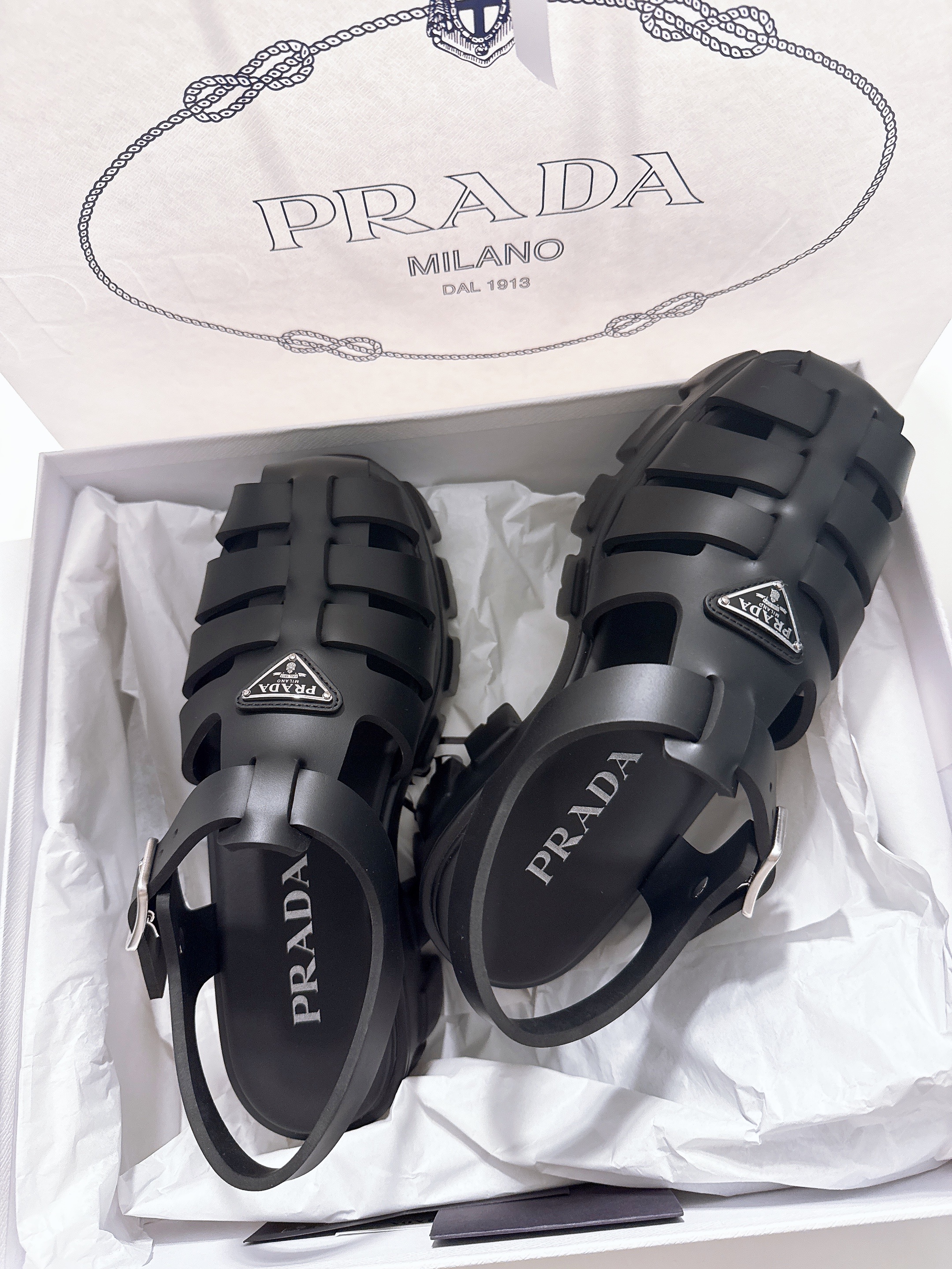 (W) Prada Rubber Sandal Black 착용 스타일 - 2
