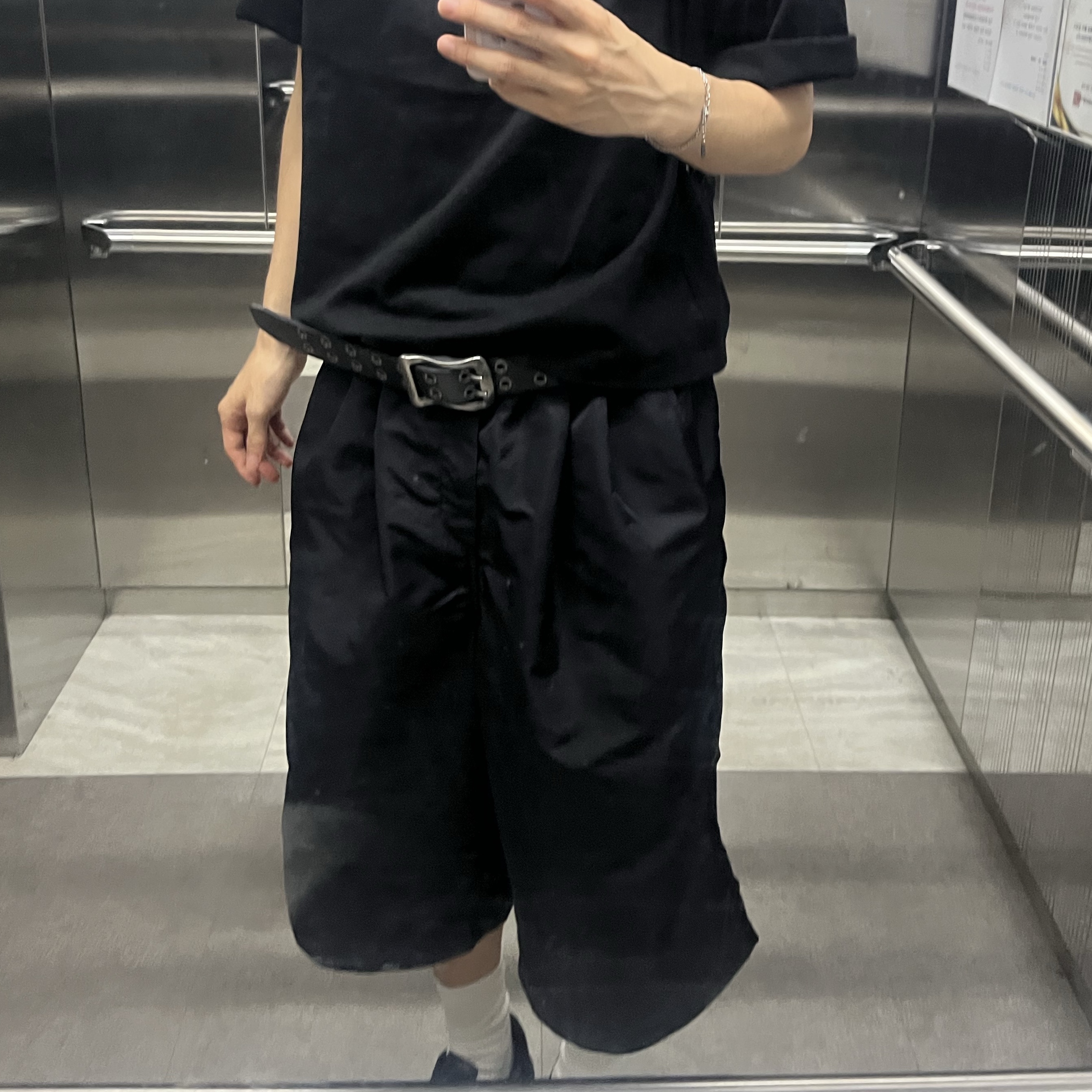 MJD x Koin Seoul Two Tuck Re-Nylon Wide Carpenter Bermuda Pants Black 착용 스타일 - 2