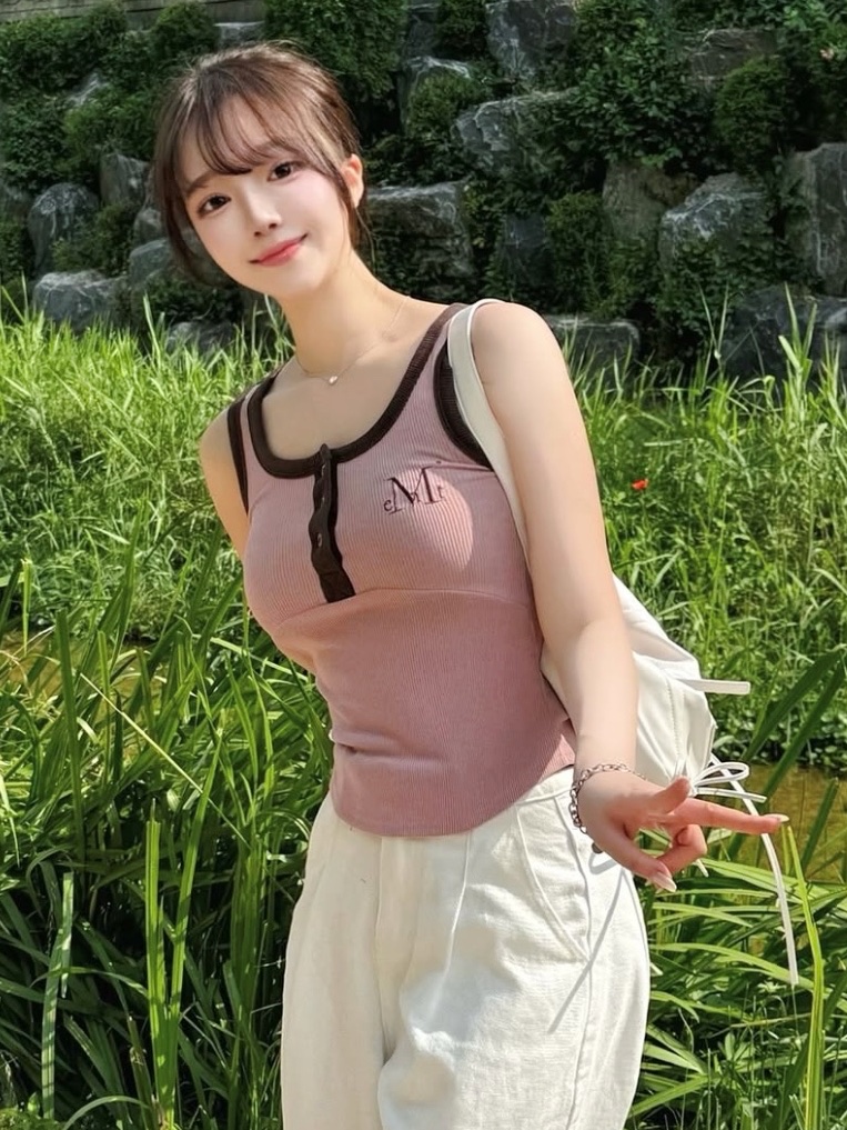 MUCENT Color-Pop Button Crop Sleeveless Pink 착용 스타일