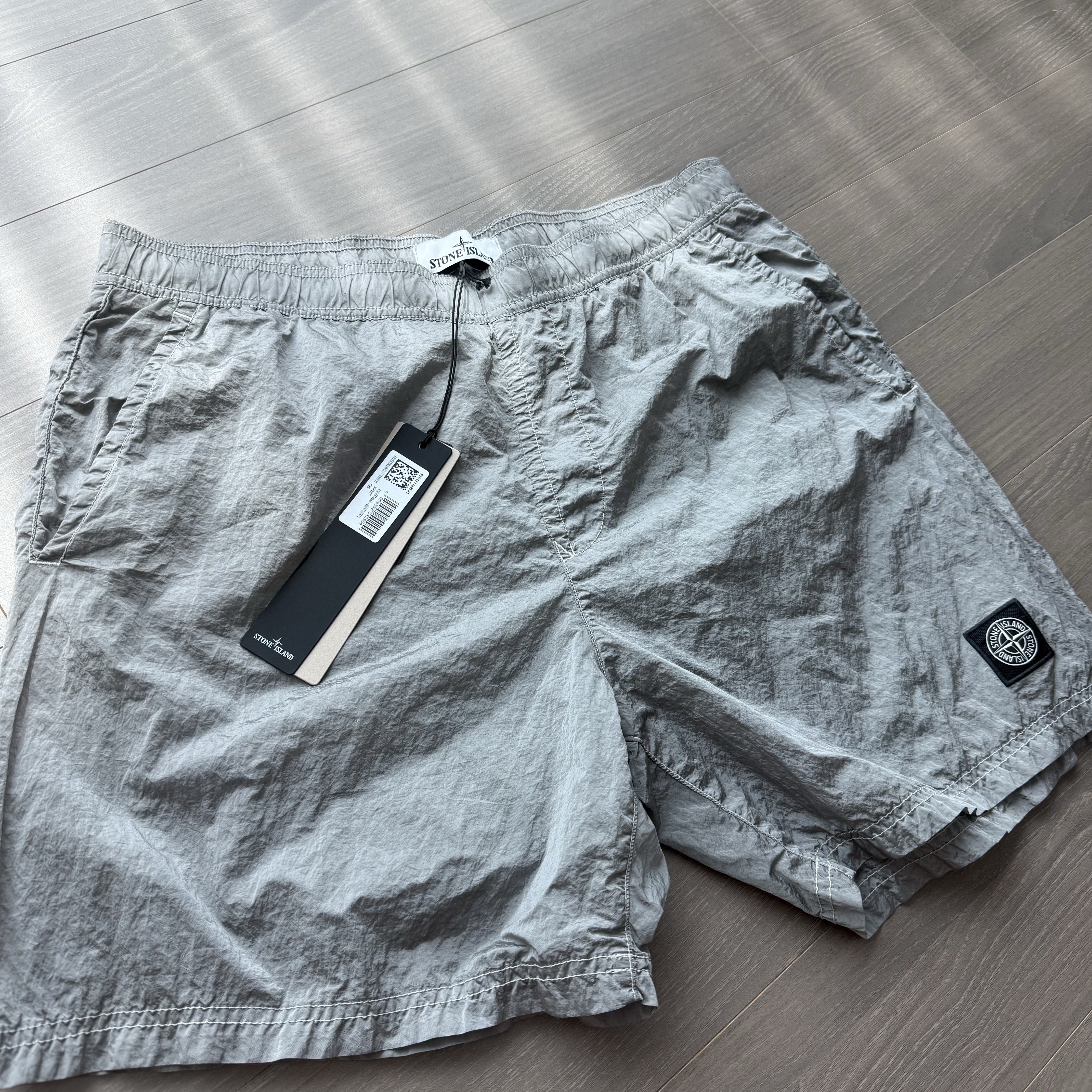 Stone Island B100009 Nylon Metal in Econyl Pocket Details Regular Fit Swim Trunks Pearl Grey - 25SS 착용 스타일