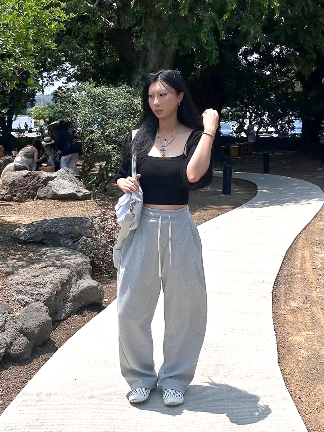 Knitted Curved Training Pants Melange Grey 착용 스타일