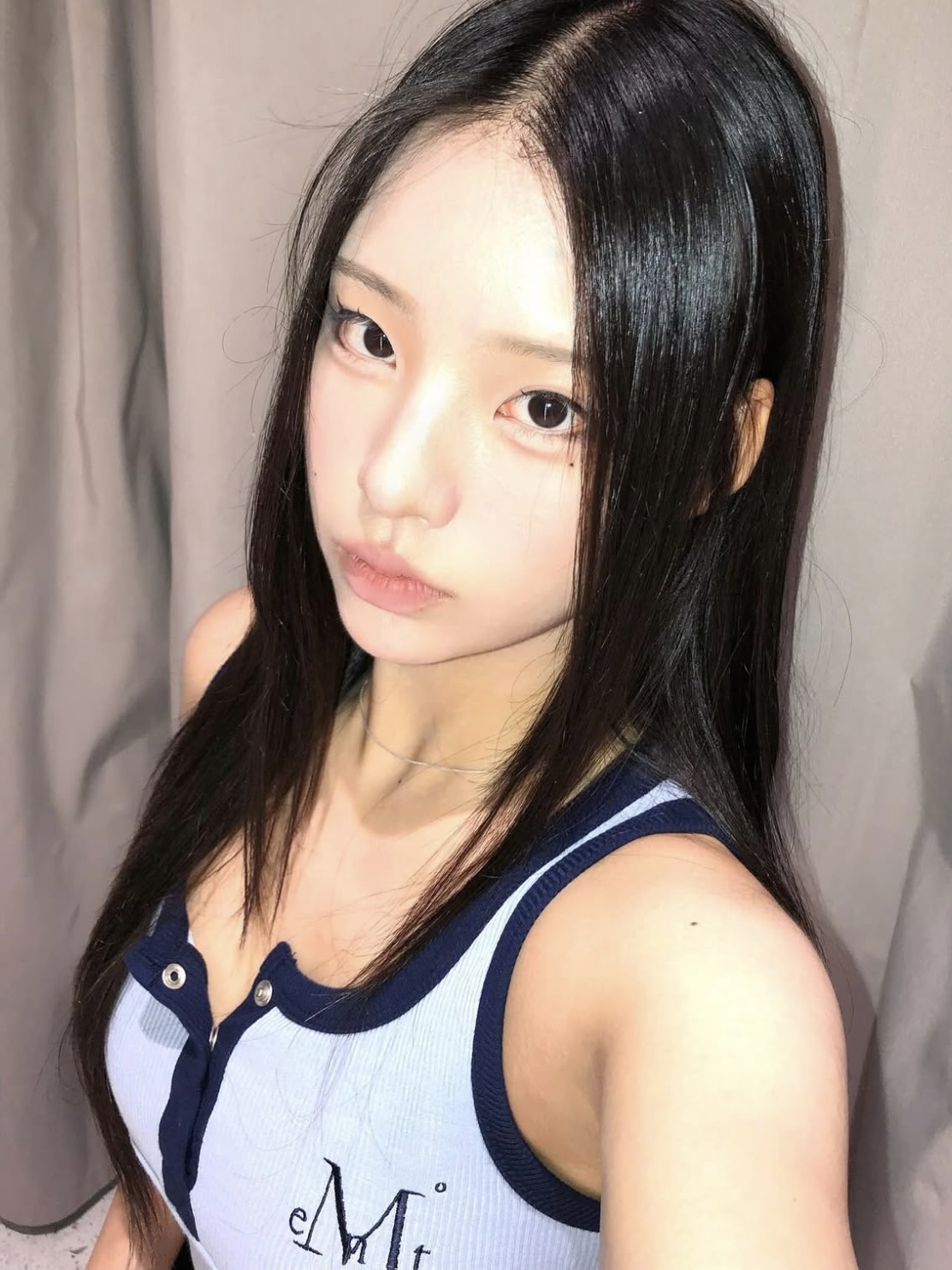MUCENT Color-Pop Button Crop Sleeveless Sora 착용 스타일