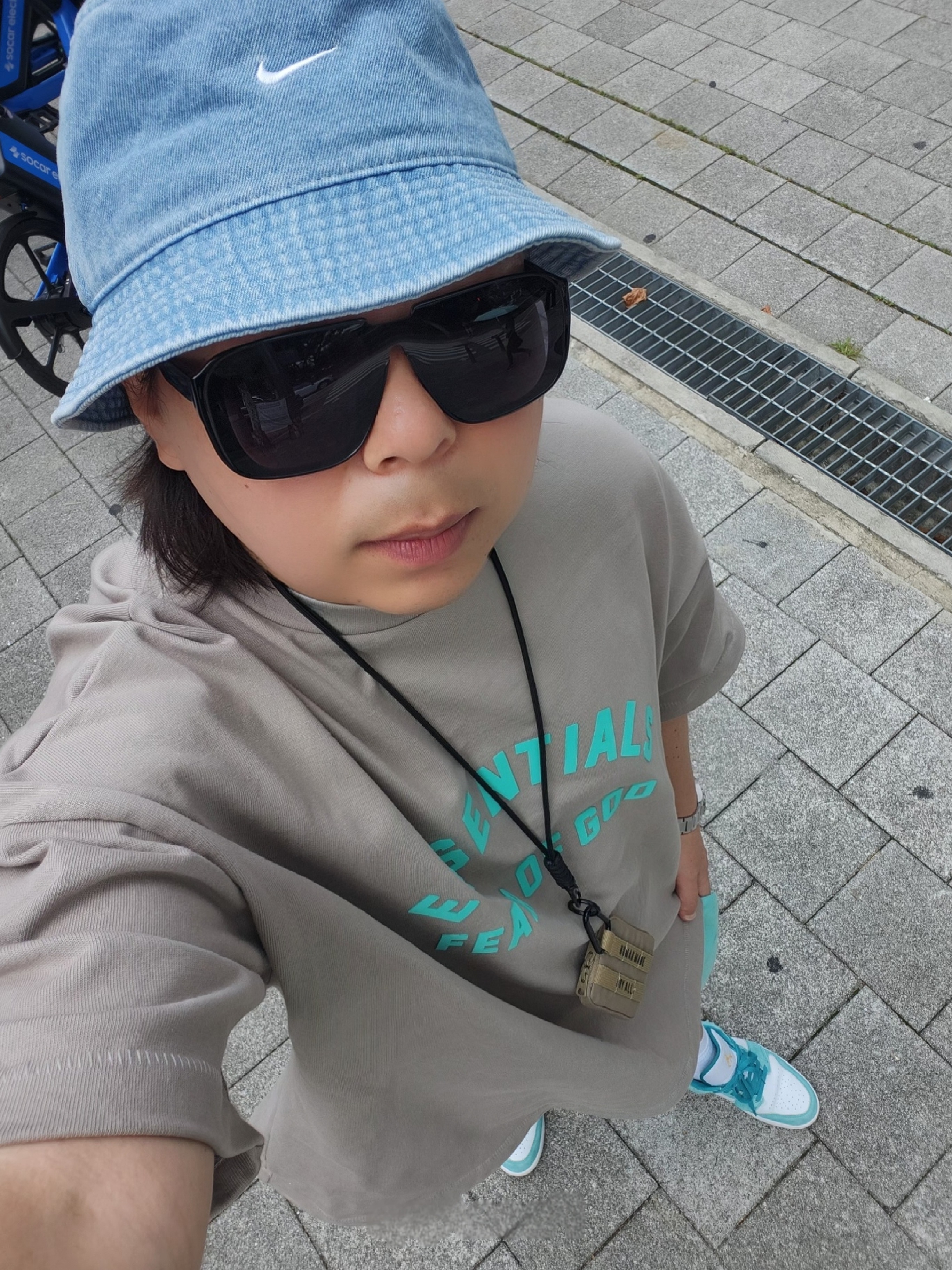 Nike Apex Denim Bucket Hat Aegean Storm Thunder Blue, Essentials Heavy Jersey Crewneck T-Shirt Seal - 24SS 착용 스타일 - 1