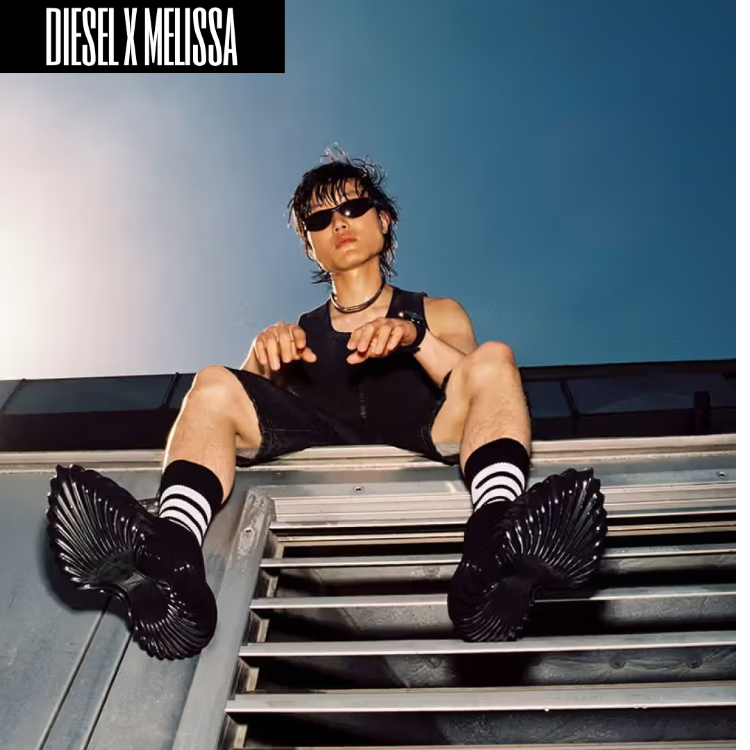 Diesel x Melissa Quantum Slip-On Sneakers in Melflex Light Grey, Diesel x Melissa Quantum Slip-On Sneakers in Melflex Black 착용 스타일 - 2