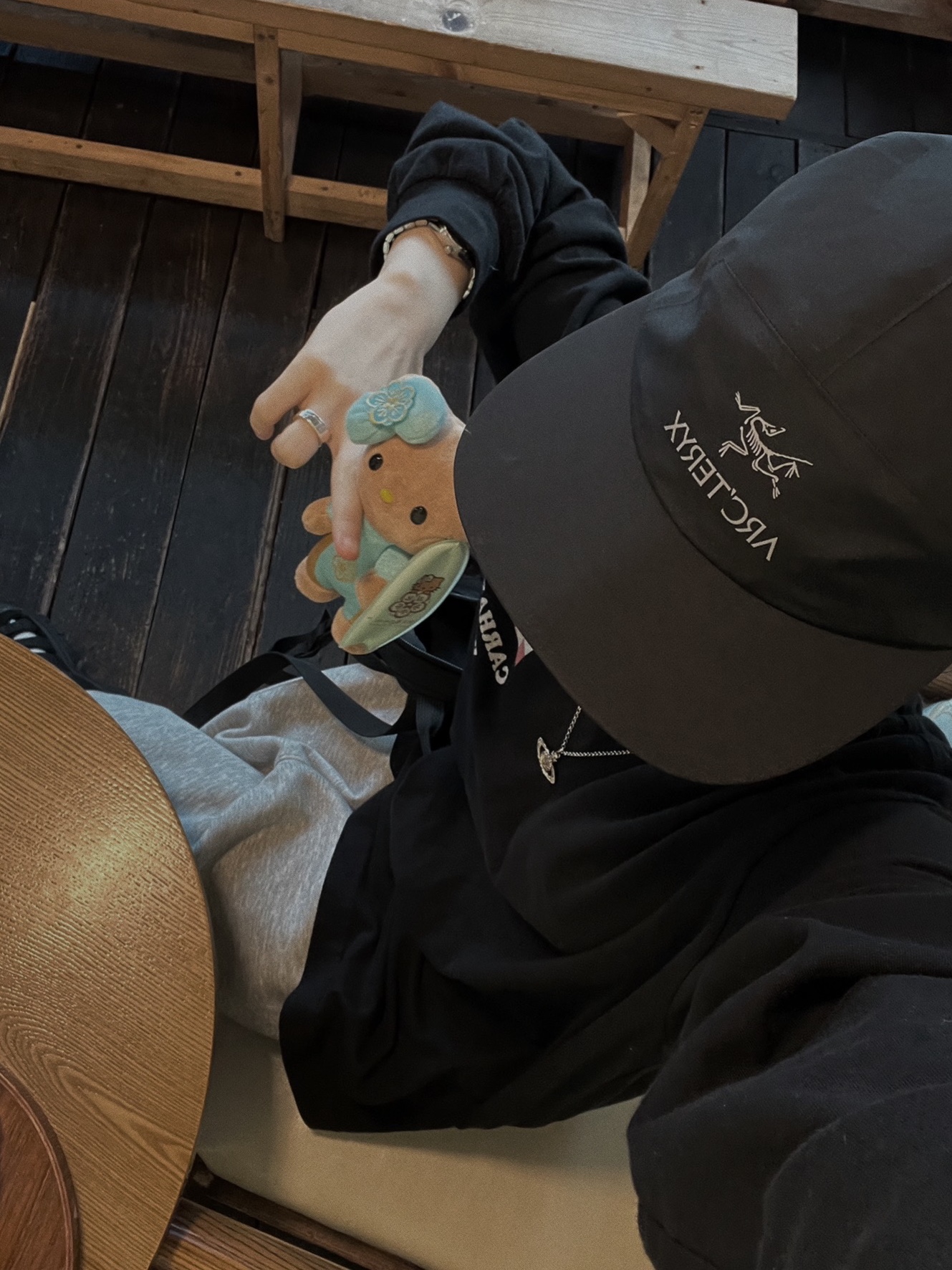 (W) Keen Newport H2 Triple Black, Arc'teryx Gore 5 Panel Cap Black 착용 스타일 - 2