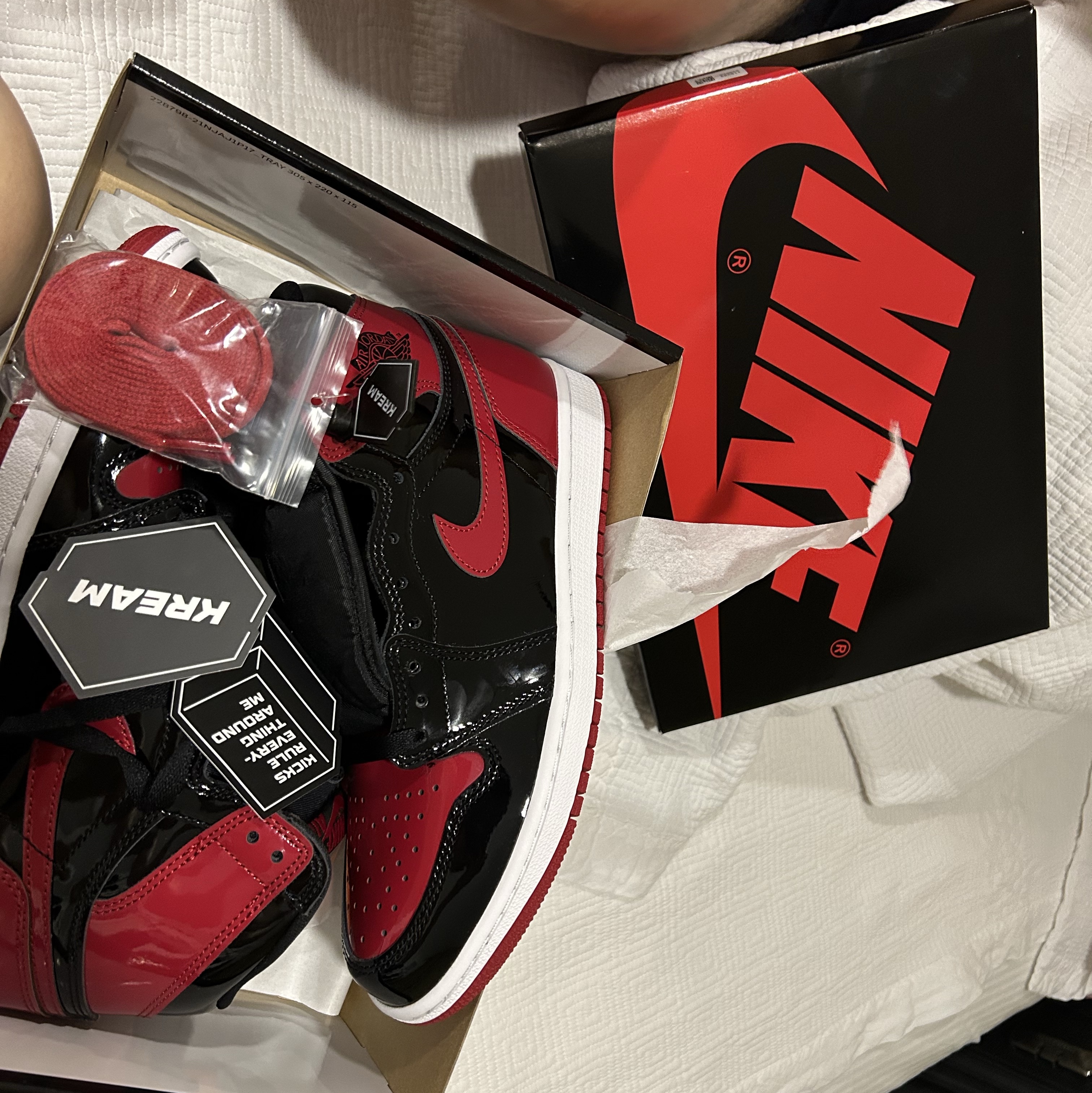 Jordan 1 Retro High OG Patent Bred 착용 스타일 - 4