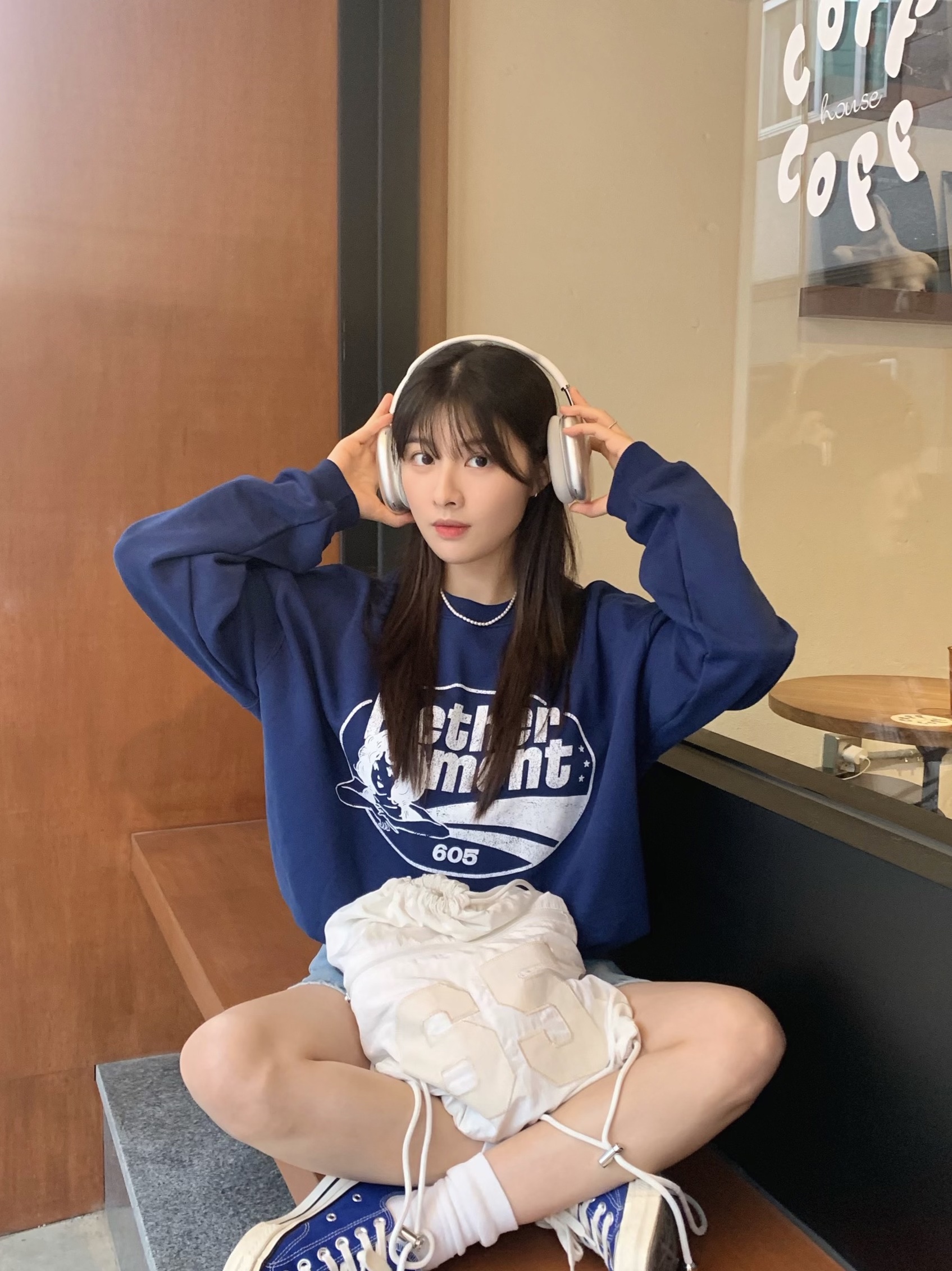 Apple AirPods Max Lightning Silver (Korean Ver.), Converse Chuck 70 Ox Vintage Canvas Rush Blue 착용 스타일 - 1