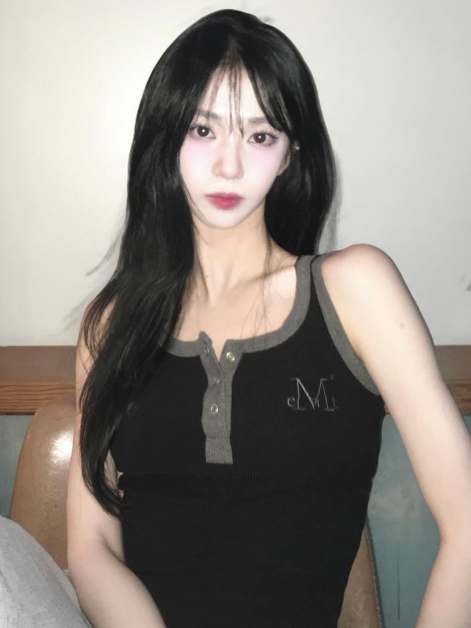 MUCENT Color-Pop Button Crop Sleeveless Black 착용 스타일