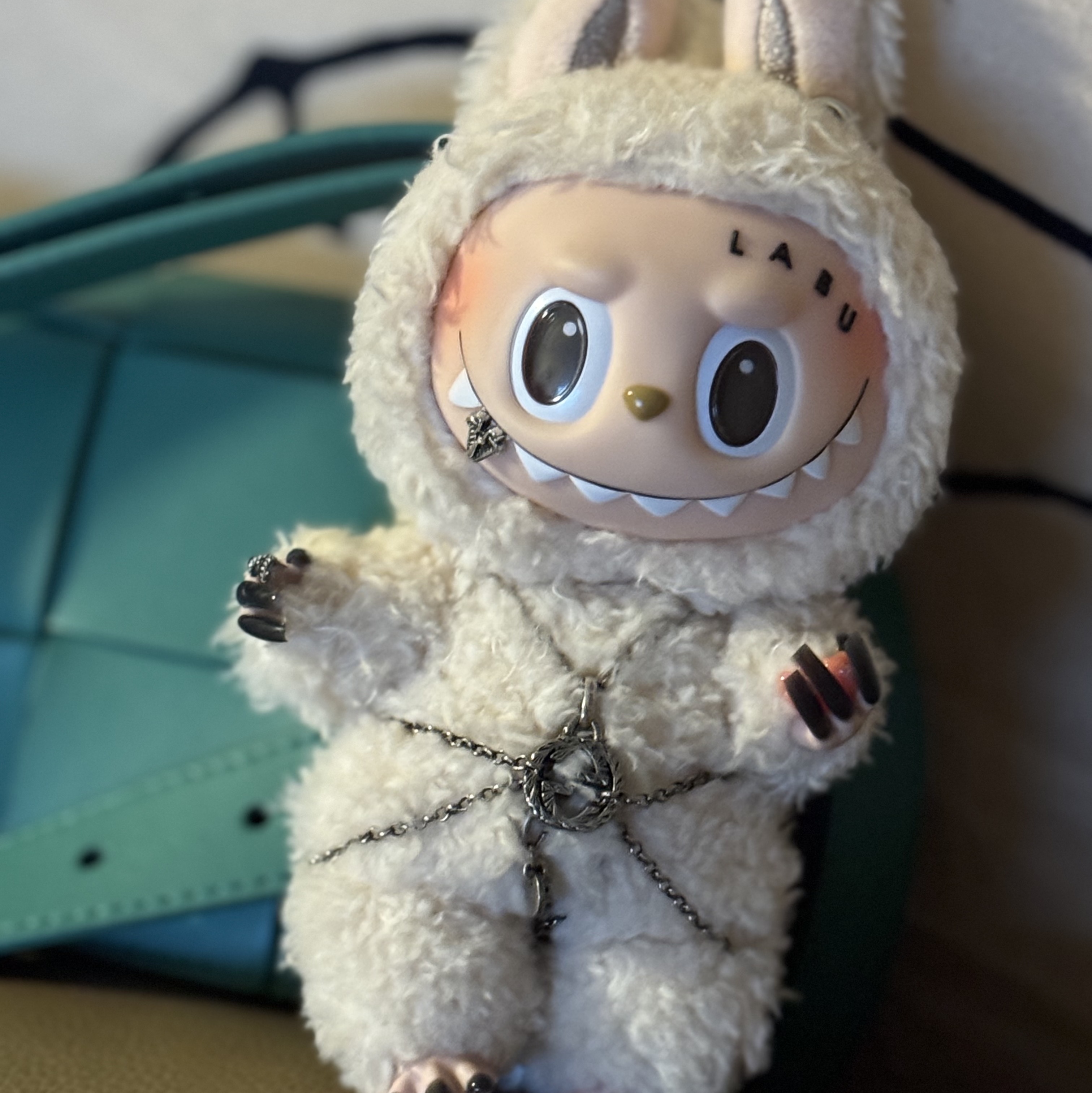 Pop Mart Labubu The Monsters Labubu Tasty Macarons Series Soymilk Keyring 착용 스타일