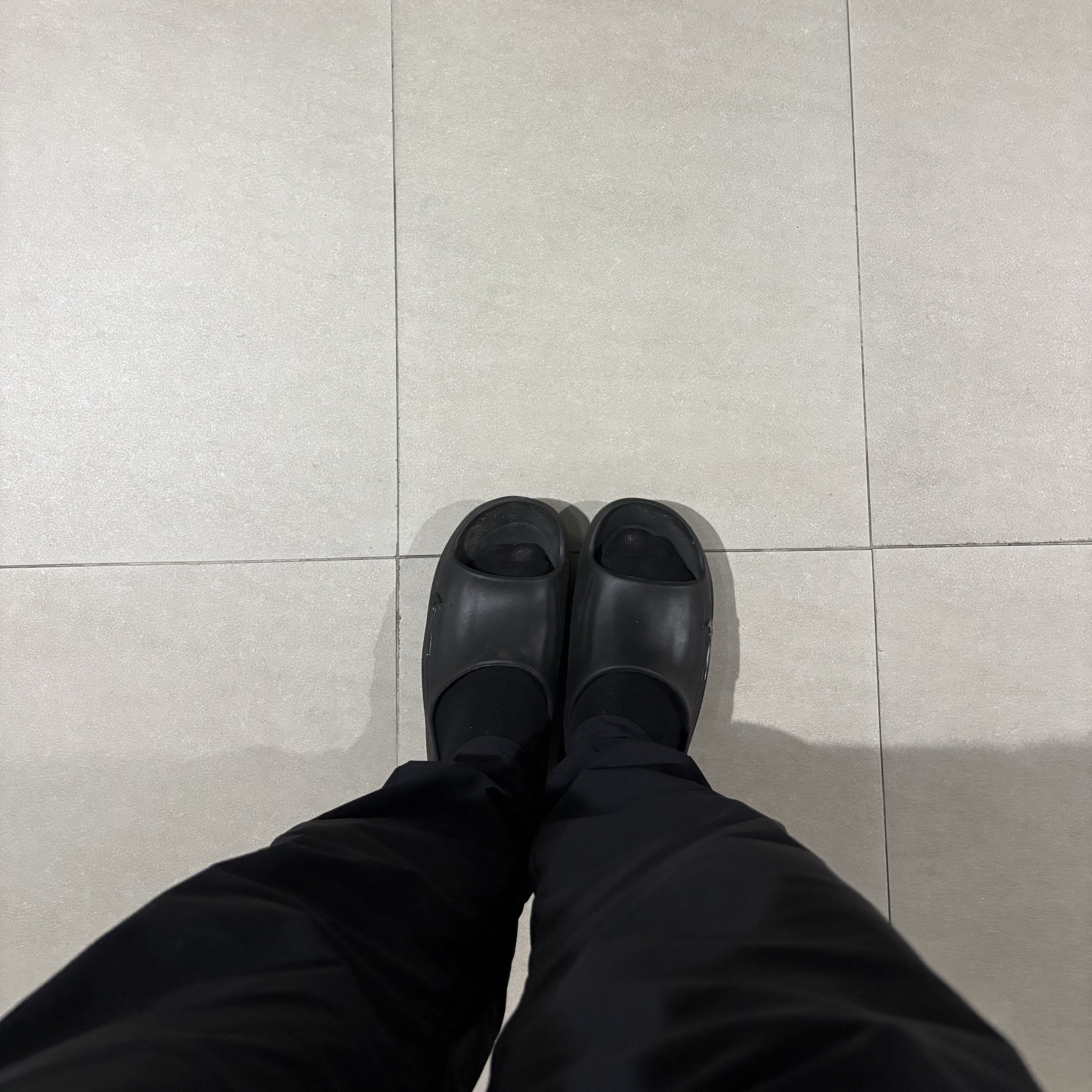 Nike ReactX Rejuven8 Slide Black 착용 스타일