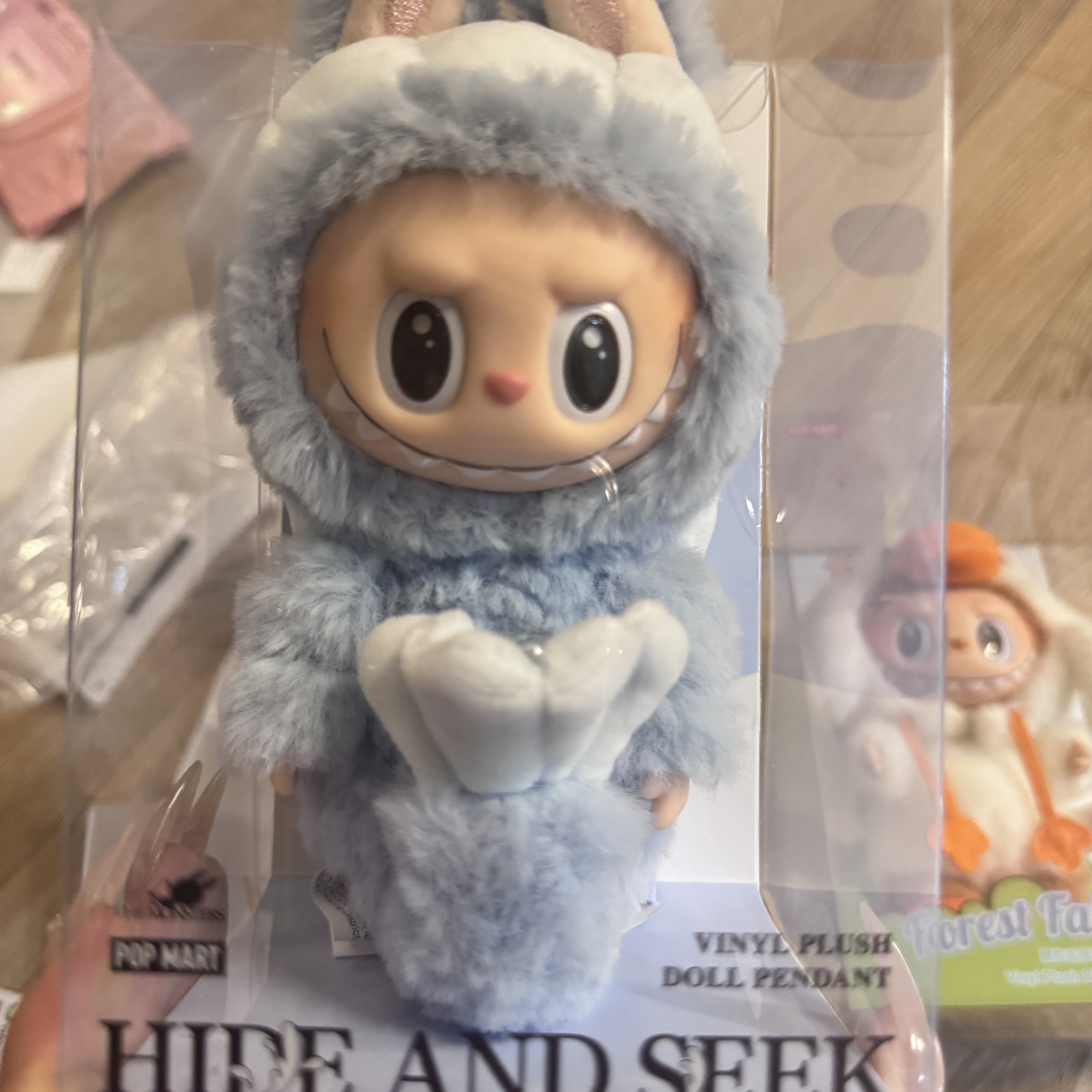 Pop Mart Labubu Hide and Seek In Singapore Series Vinyl Plush Pendant 착용 스타일 - 2
