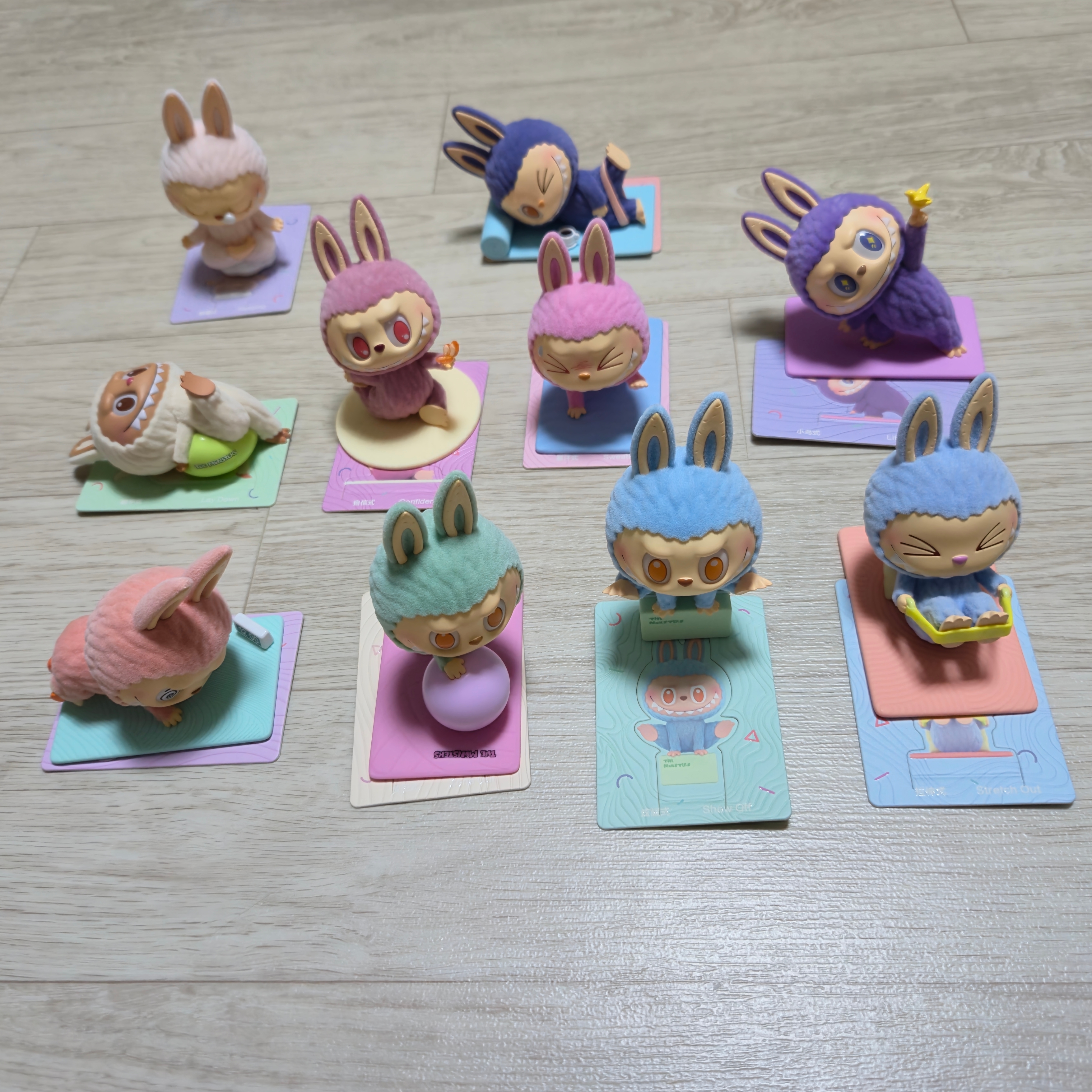 Pop Mart Labubu Lazy Yoga Series Sealed Case (10 Blind Boxes), Pop Mart Labubu Coca Cola Series Sealed Case (10 Blind Boxes) 착용 스타일 - 2