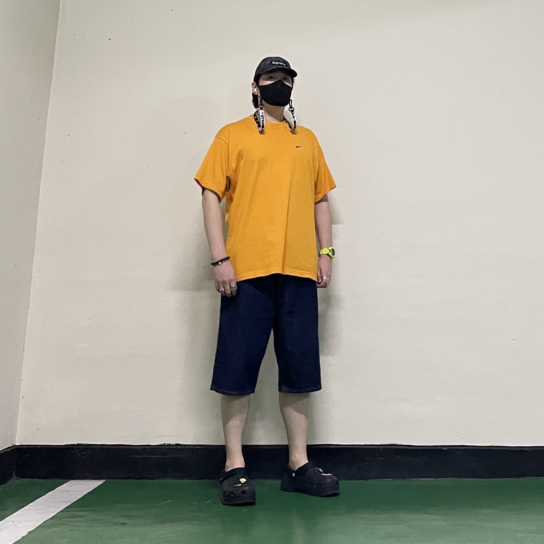 Crocs Classic Hiker Clog Black, Nike x Kim Jones Oversized T-Shirt Circuit Orange - US/EU 착용 스타일 - 3
