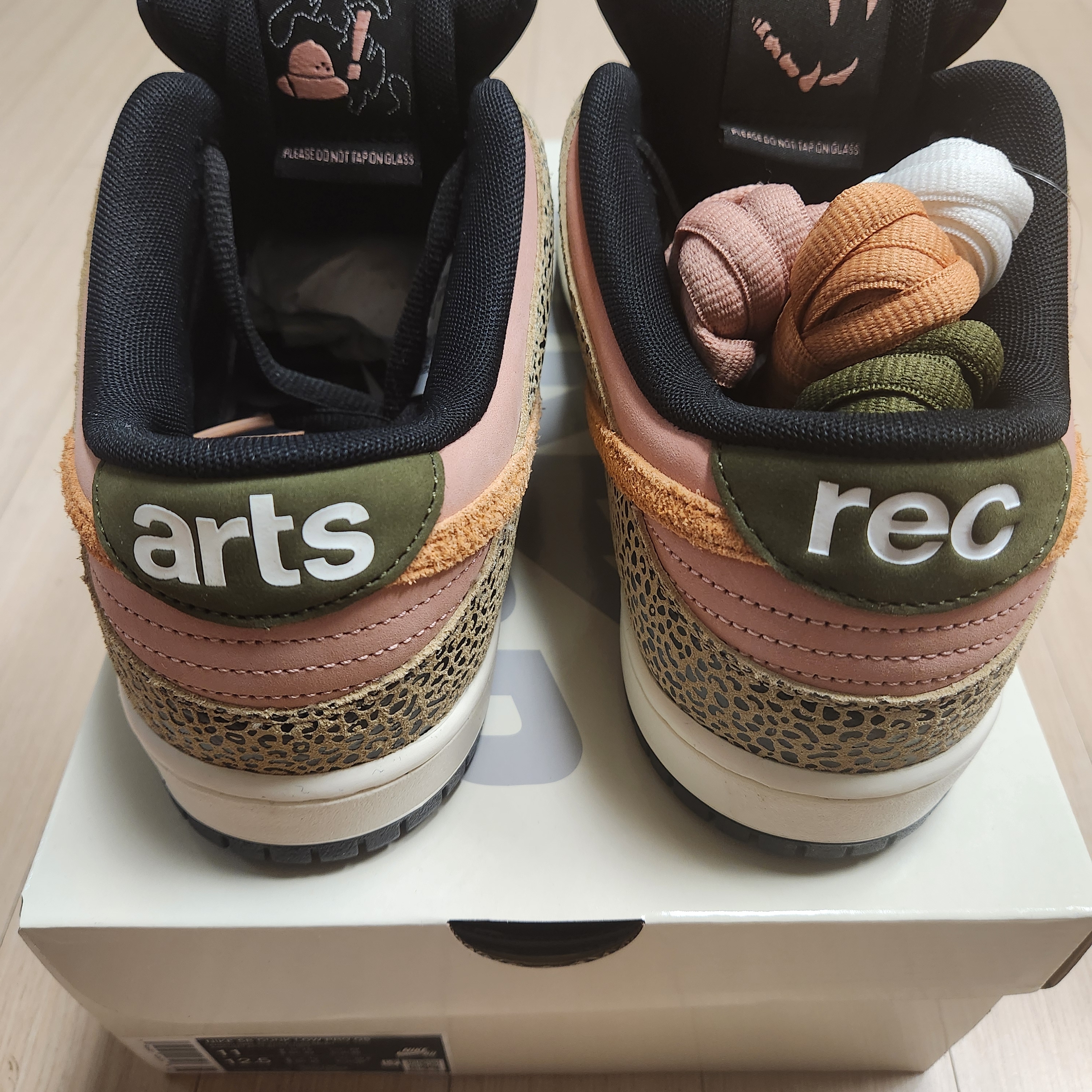 Nike x Arts-Rec Skateshop SB Dunk Low Pro Rust Pink and Rough Green 착용 스타일 - 4