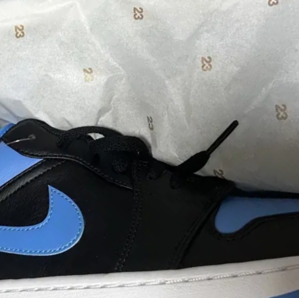 Jordan 1 Low Black University Blue 착용 스타일