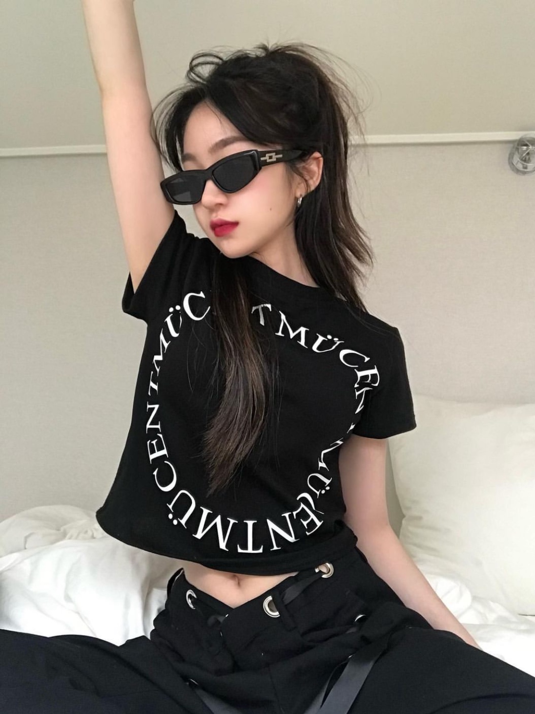 MUCENT Signature Back Logo T Black 착용 스타일 - 1