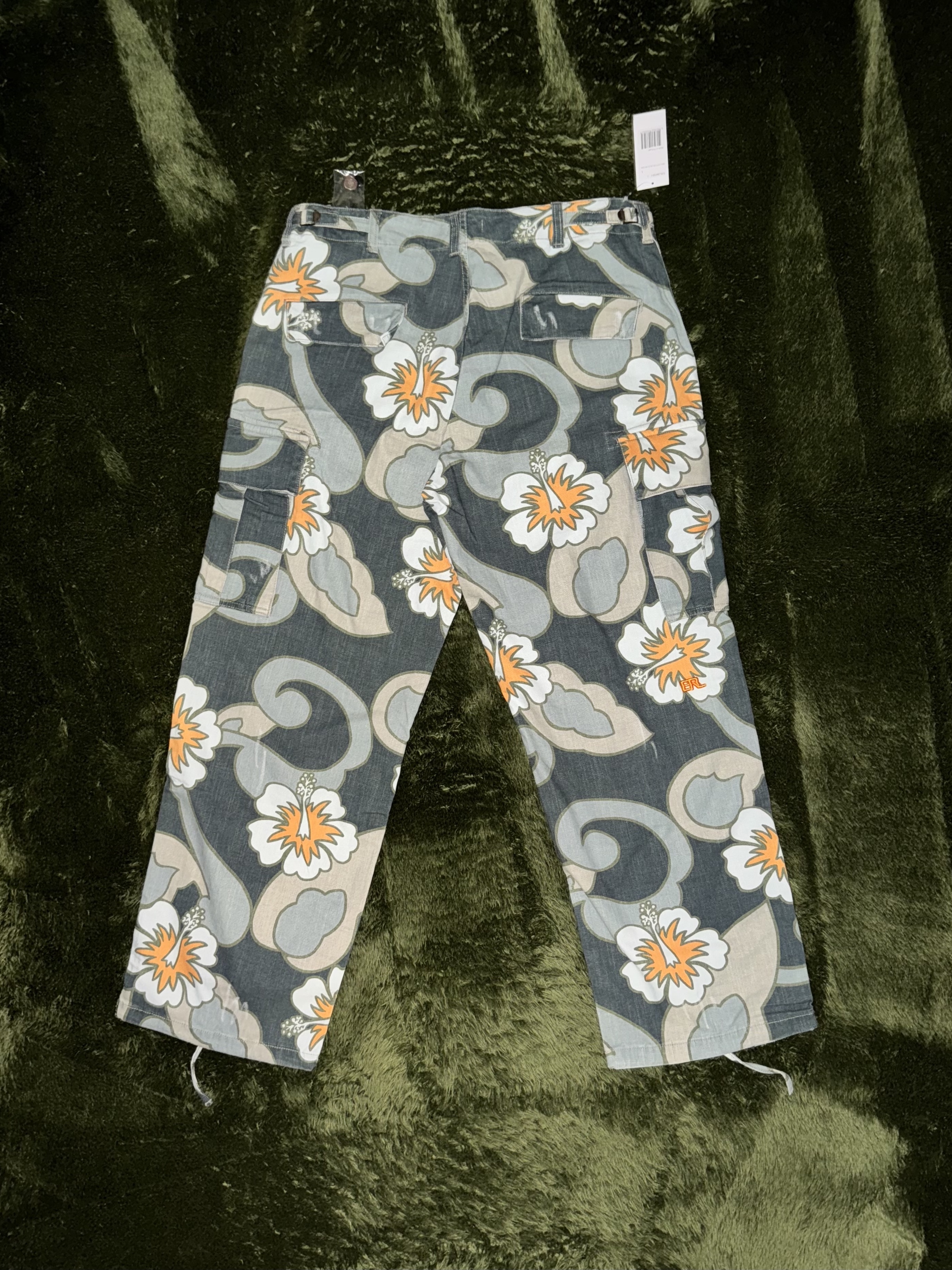 ERL Straight Floral Print Cargo Pants Gray Hibiscus 착용 스타일 - 9
