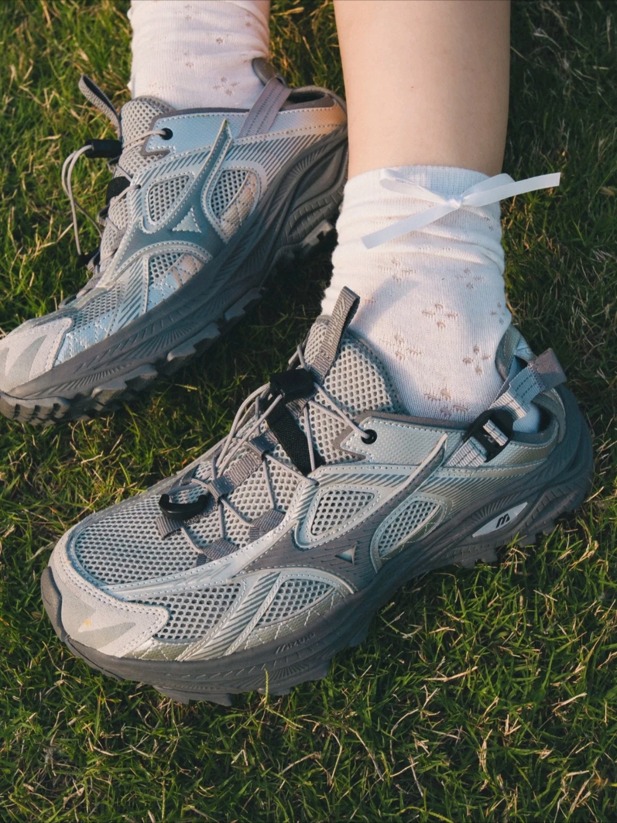 Adidas Yeezy Slide Onyx, Mizuno Racer Trail SE Silver Grey 착용 스타일 - 8