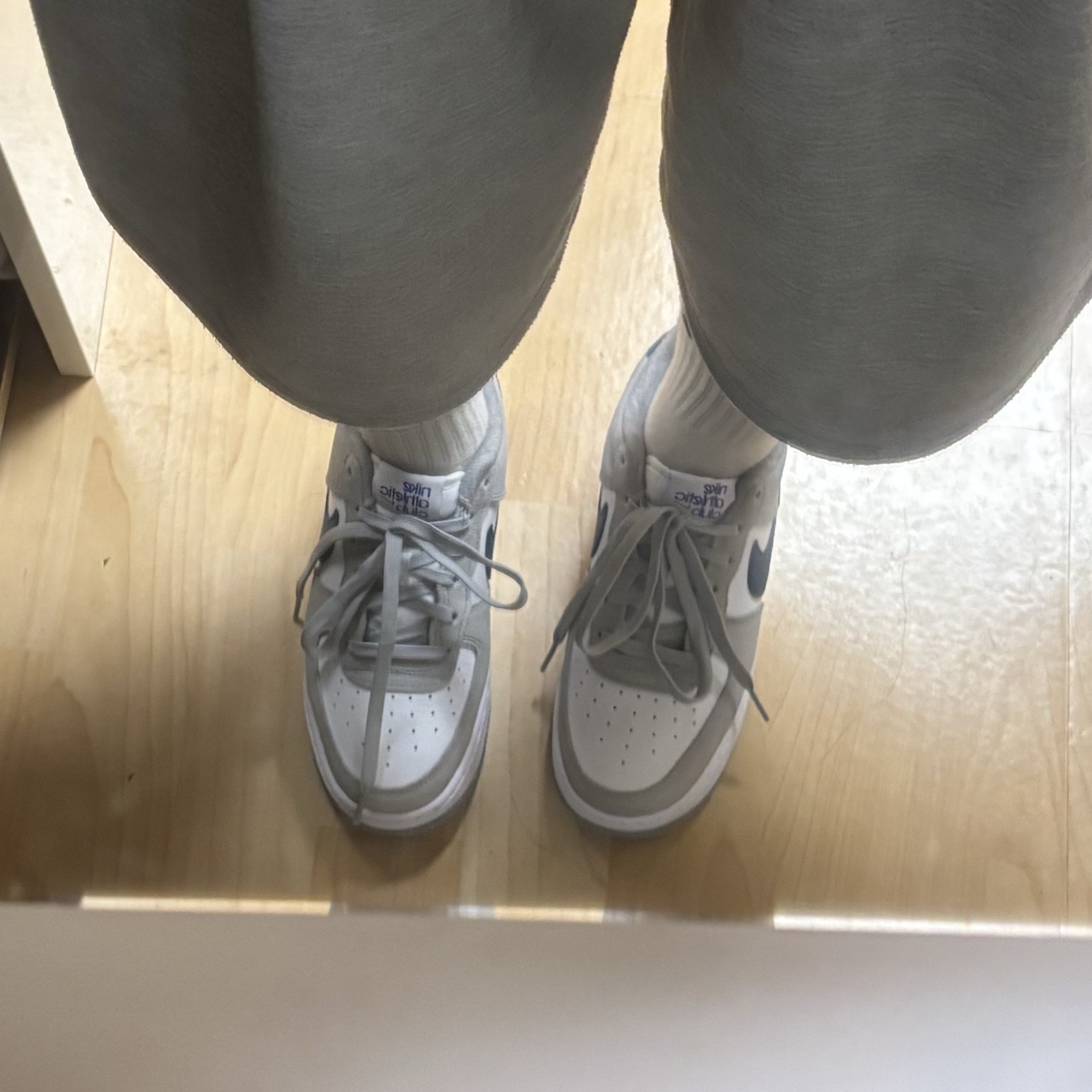 (GS) Nike Air Force 1 LV8 Athletic Club Light Smoke Grey Marina 착용 스타일 - 4
