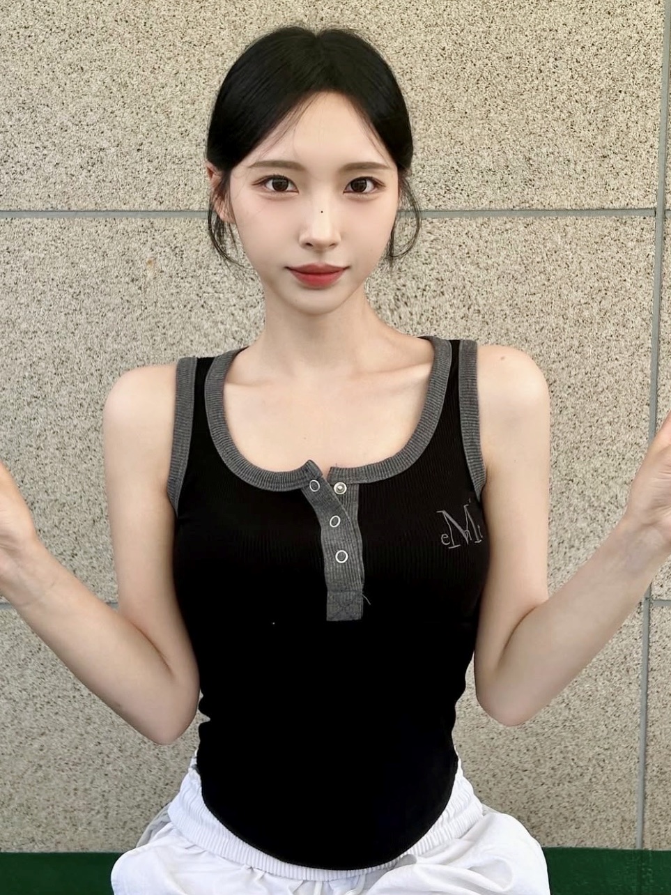 MUCENT Color-Pop Button Crop Sleeveless Black 착용 스타일