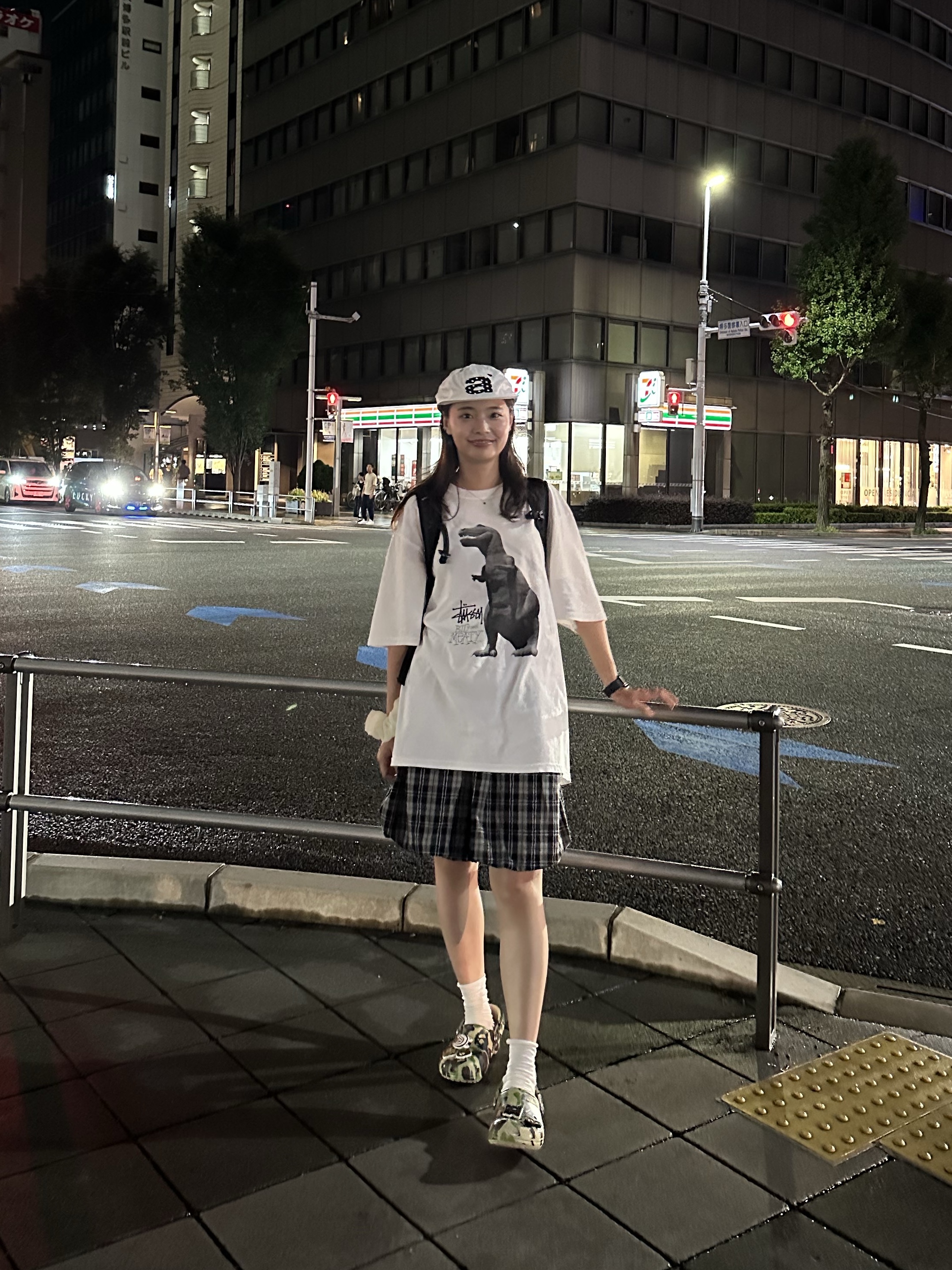 Crocs x BAPE Classic Clog Chai, Stussy Big & Meaty Pigment Dyed T-Shirt Natural 착용 스타일 - 2