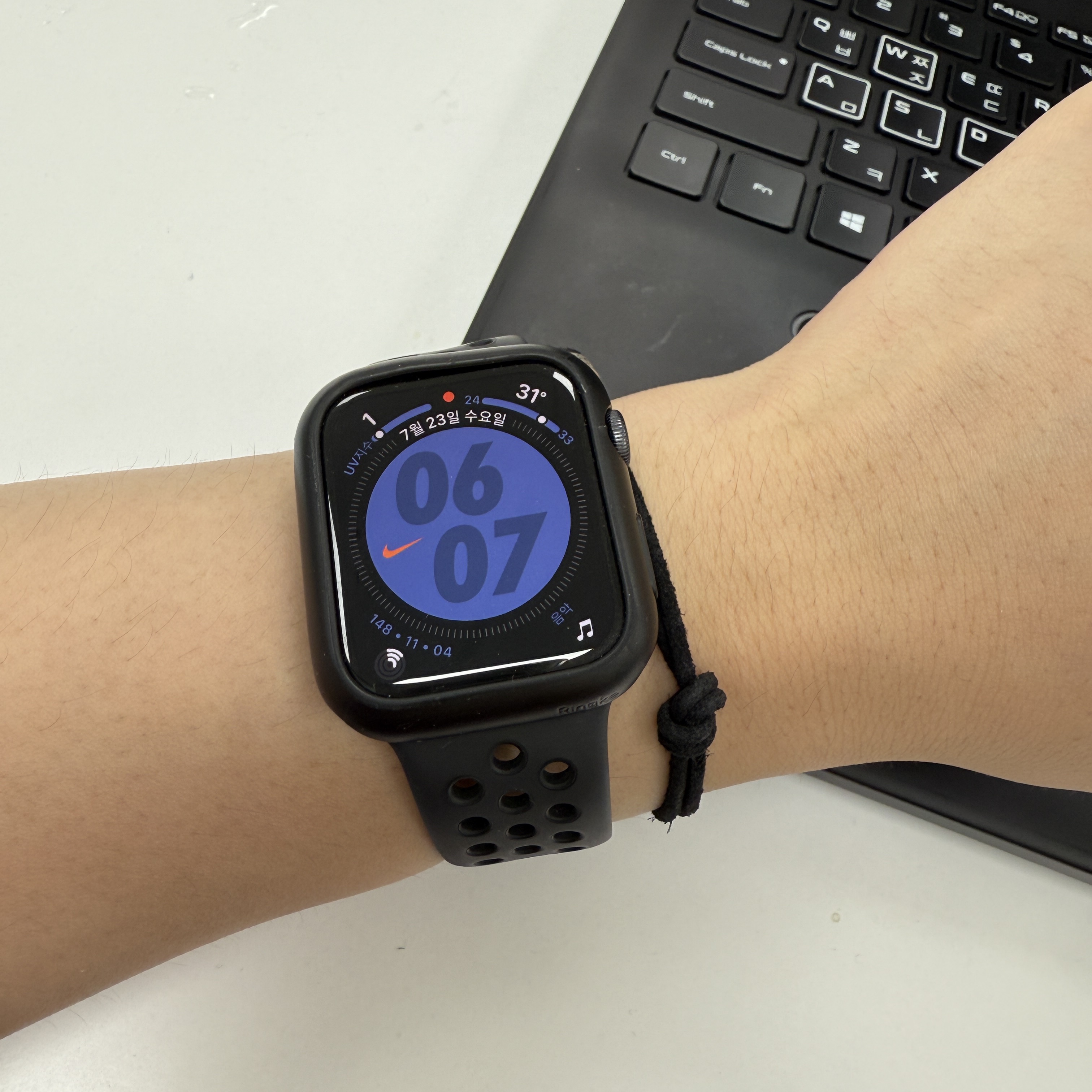 Apple Watch SE 2nd 44mm GPS Midnight Aluminium Case with Sport Band M/L Midnight (Korean Ver.) 착용 스타일
