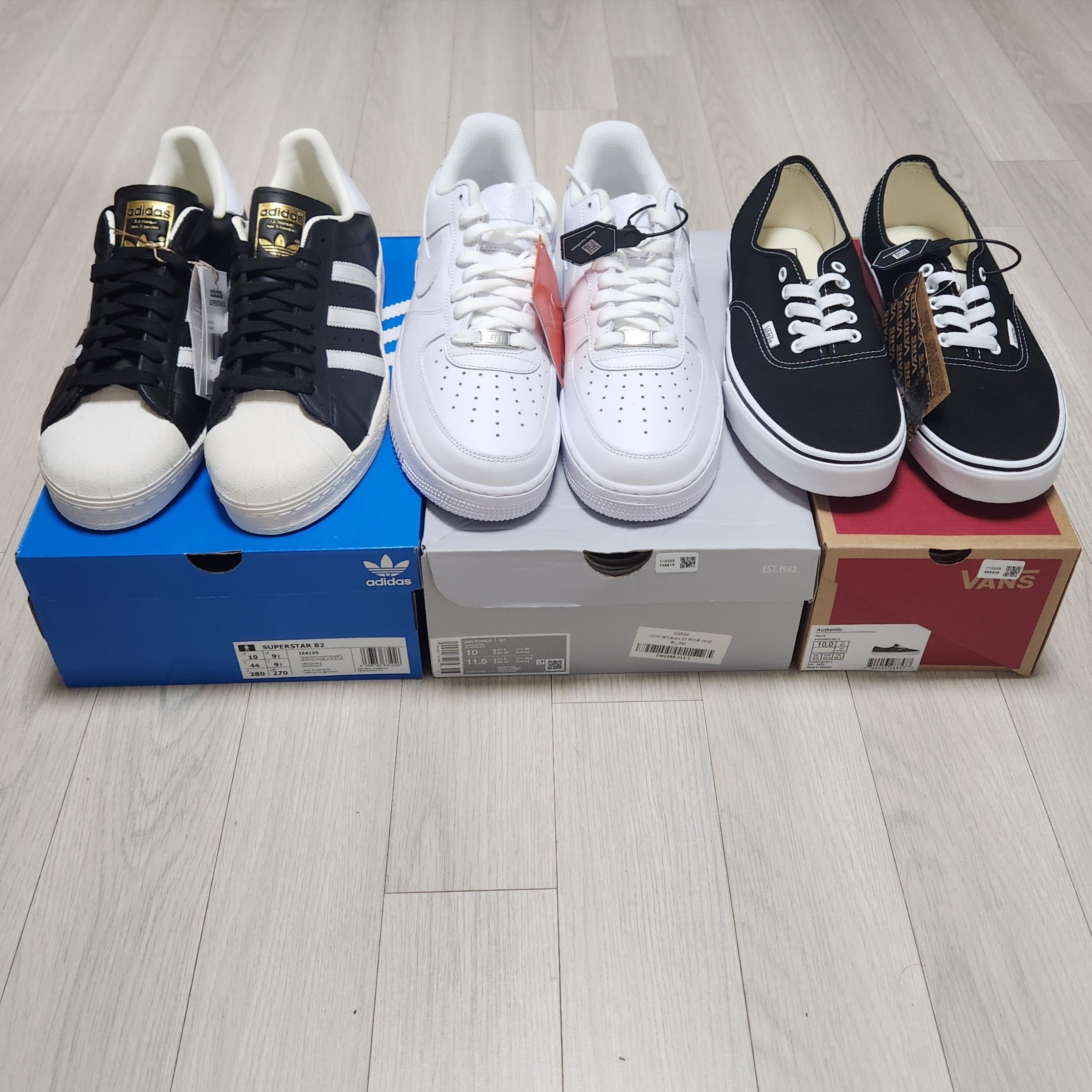 Adidas Superstar 82 FI Core Black, Nike Air Force 1 '07 Low White 착용 스타일